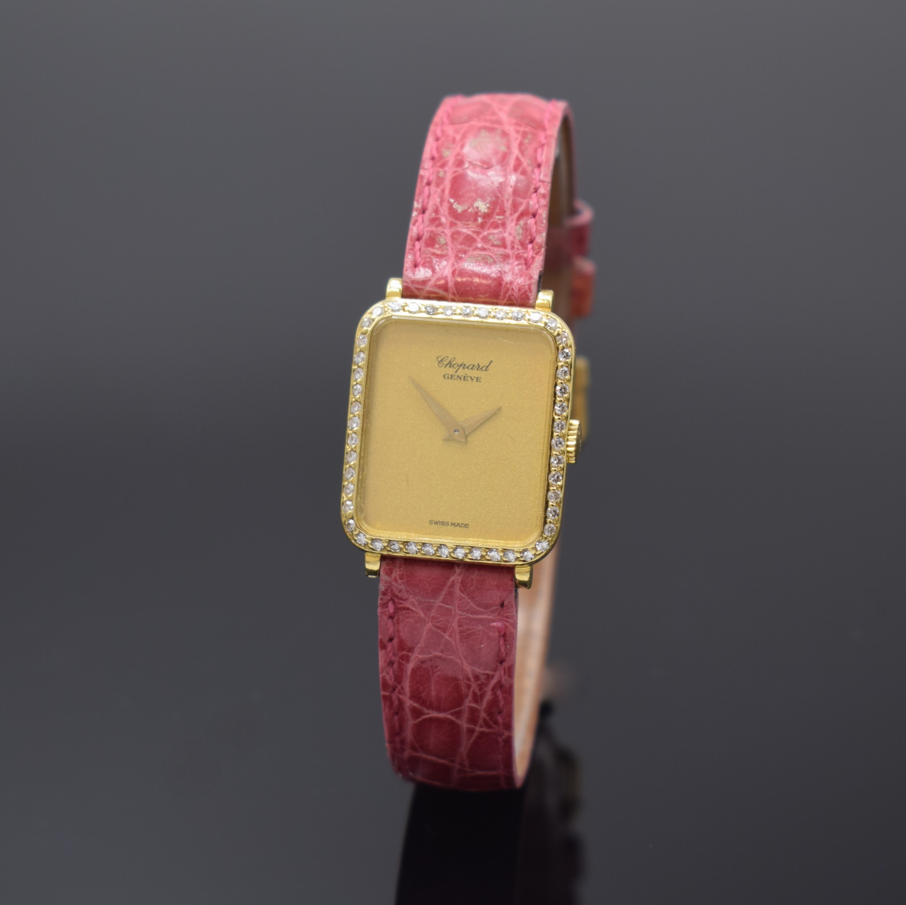 CHOPARD Diamantbesetzte Damenarmbanduhr in GG 750/000, Schweiz um 1985, Handaufzug, rechteck. Geh., Boden aufgedr., matt-gold. Zifferbl., gold. ...