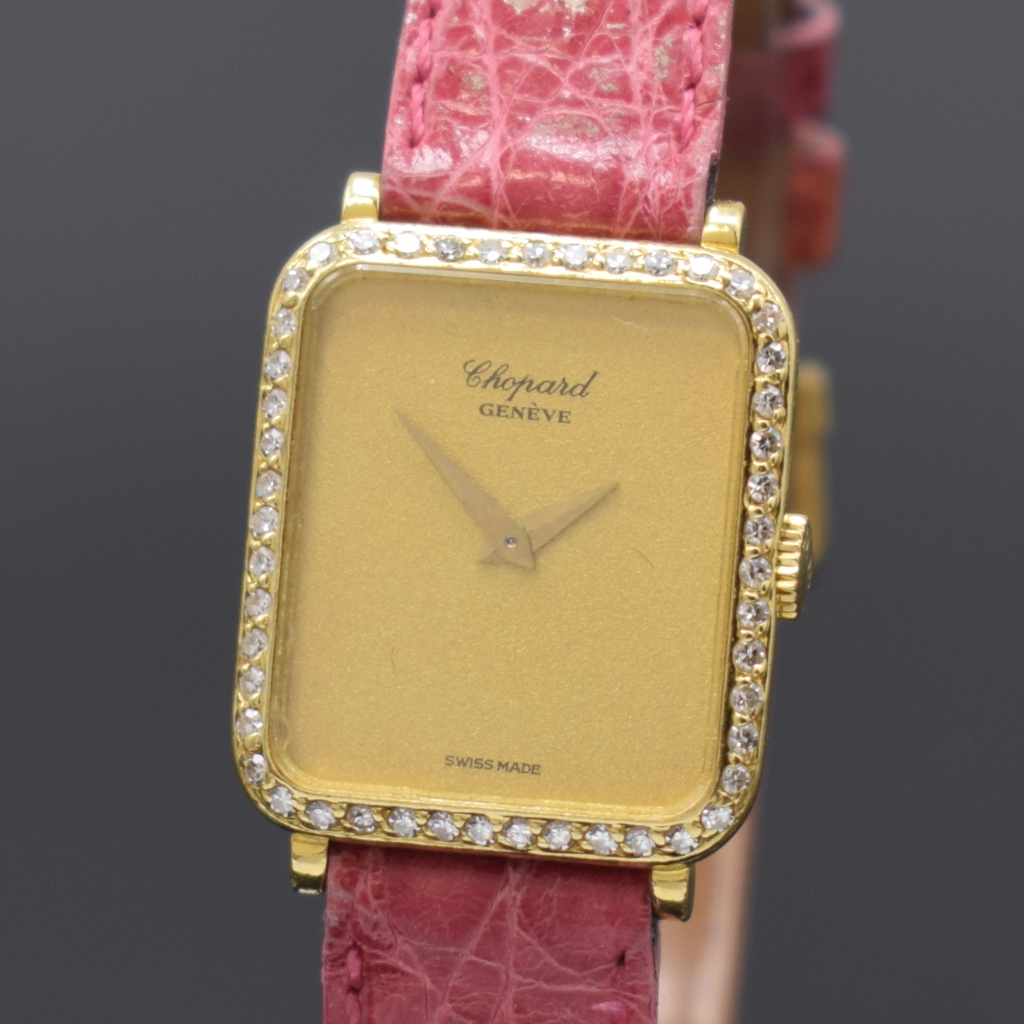 Detail a: CHOPARD Diamantbesetzte Damenarmbanduhr in GG 750/000, Schweiz um 1985, Handaufzug, rechteck. Geh., Boden aufgedr., matt-gold. Zifferbl., gold. ...