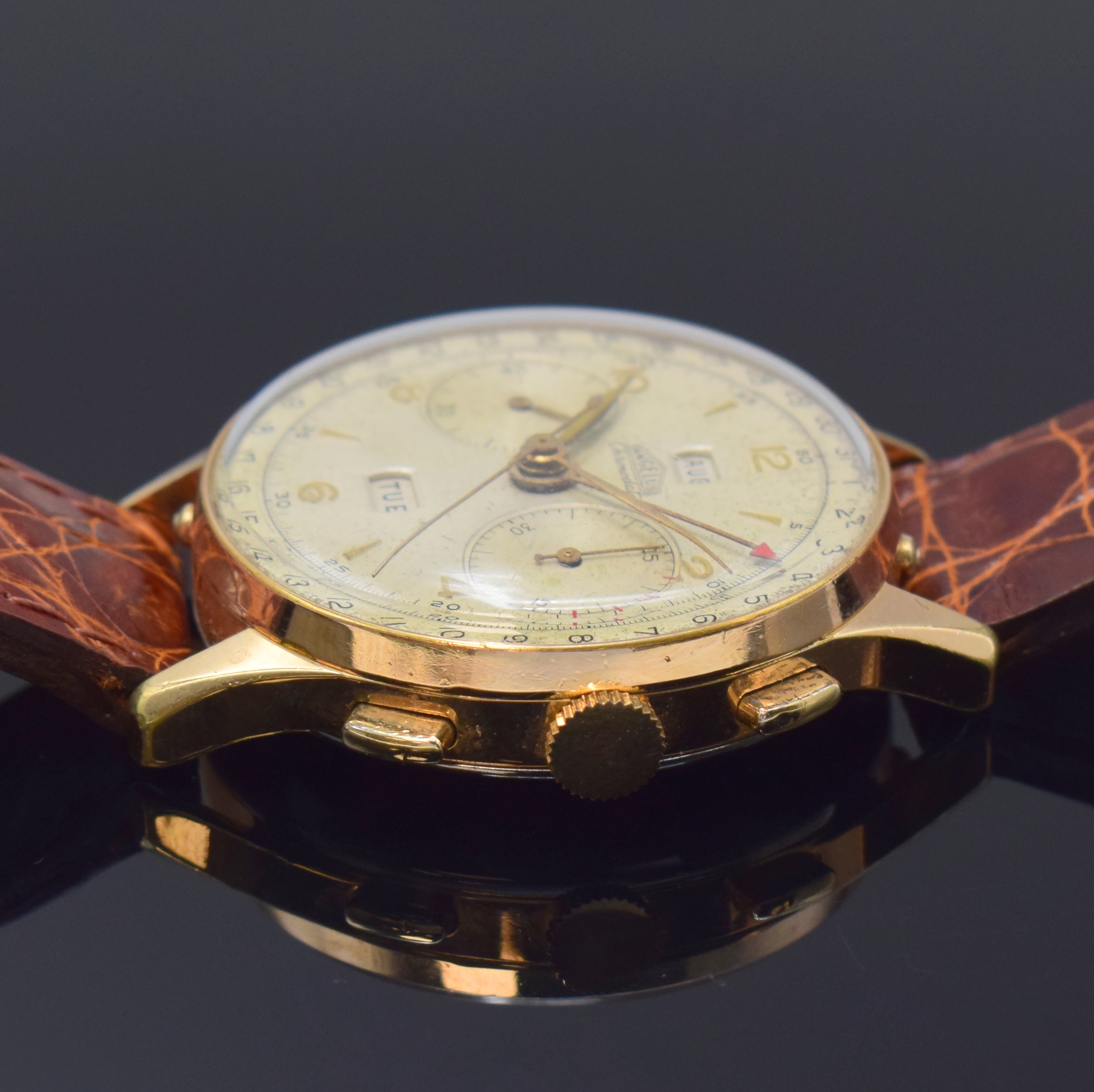 Detail b: ANGELUS Chrono-Dato Armbandchronograph mit Vollkalender, Schweiz um 1945, Handaufzug, verg. Geh. m. seitl. Korrekturdrückern, Stahlboden aufgedr., ...