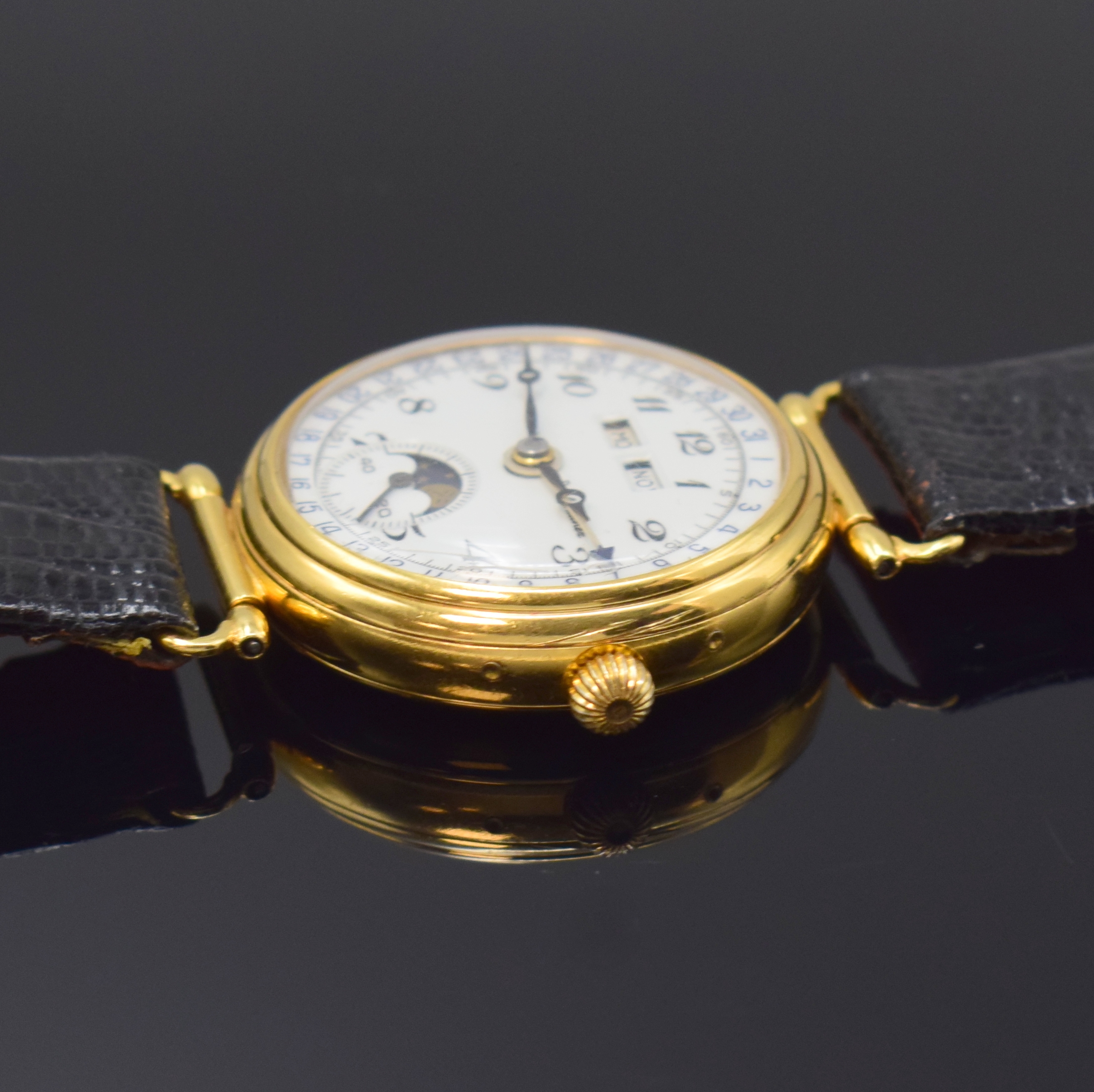 Detail b: PAUL MATHEZ Armbanduhr mit Vollkalender in GG 750/000, Schweiz um 1990, Handaufzug, 3-tlg. Geh. m. bewegl. Anstössen, Boden u. Glasrand aufgedr., ...