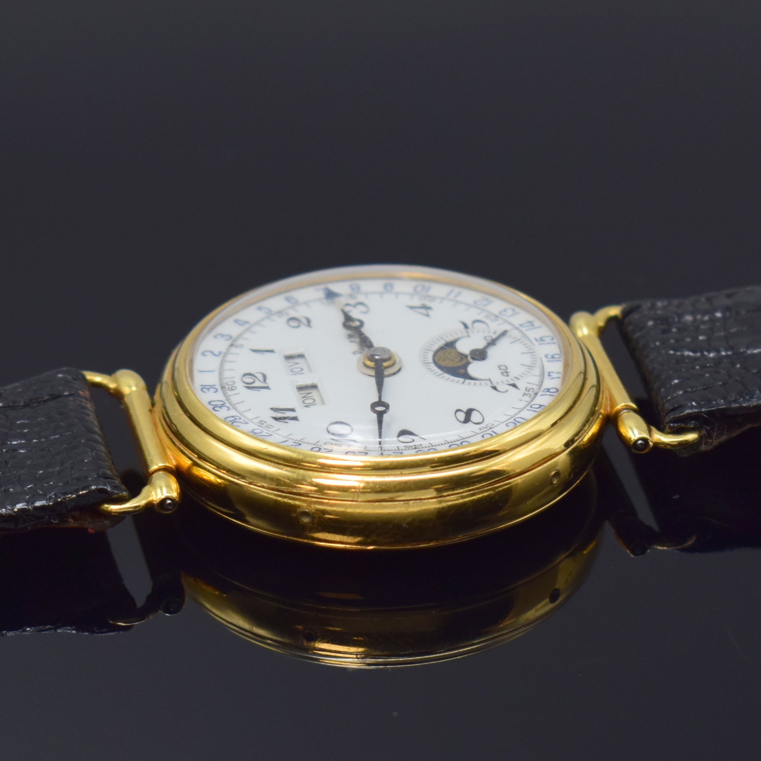 Detail d: PAUL MATHEZ Armbanduhr mit Vollkalender in GG 750/000, Schweiz um 1990, Handaufzug, 3-tlg. Geh. m. bewegl. Anstössen, Boden u. Glasrand aufgedr., ...