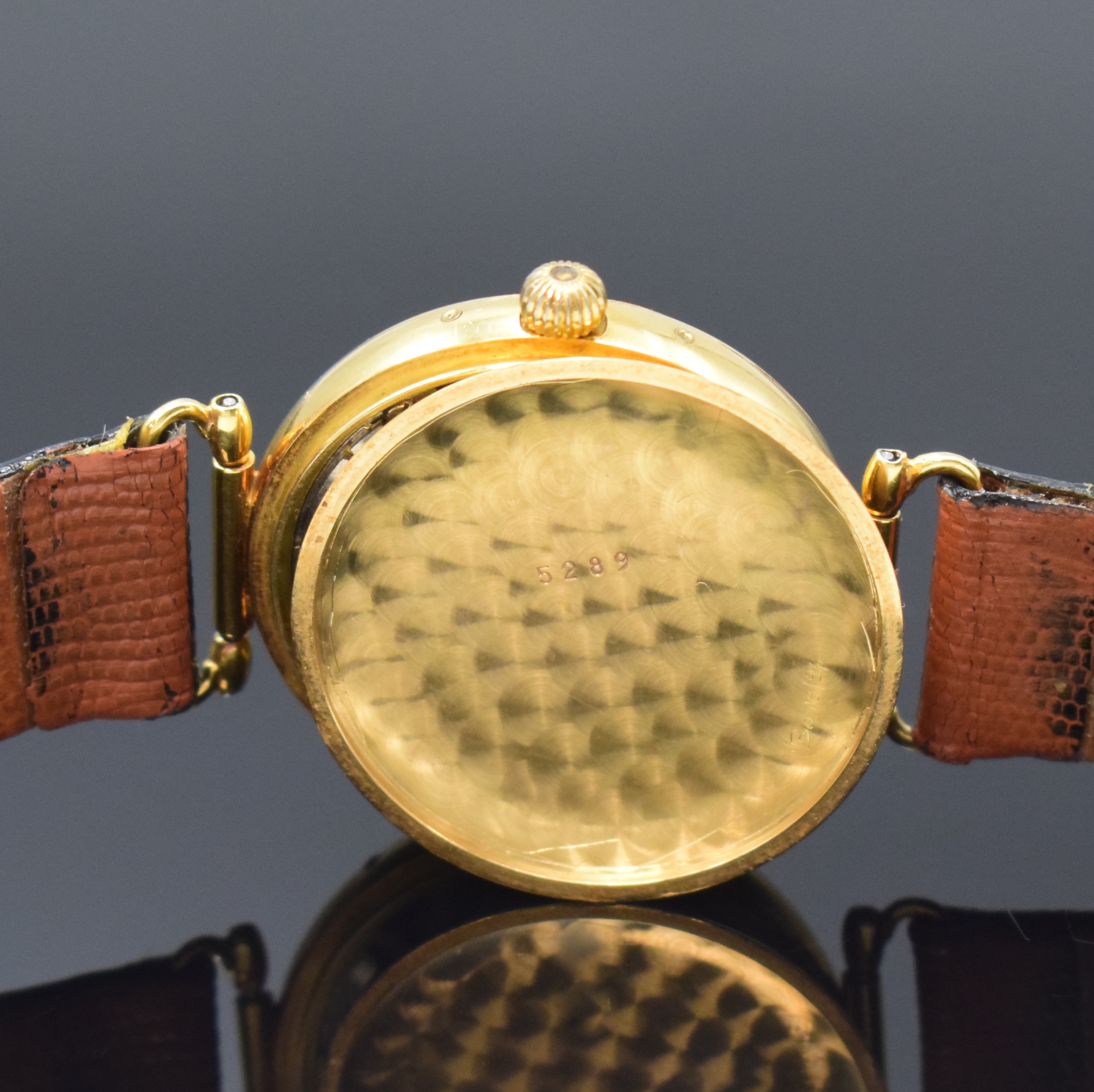 Detail f: PAUL MATHEZ Armbanduhr mit Vollkalender in GG 750/000, Schweiz um 1990, Handaufzug, 3-tlg. Geh. m. bewegl. Anstössen, Boden u. Glasrand aufgedr., ...