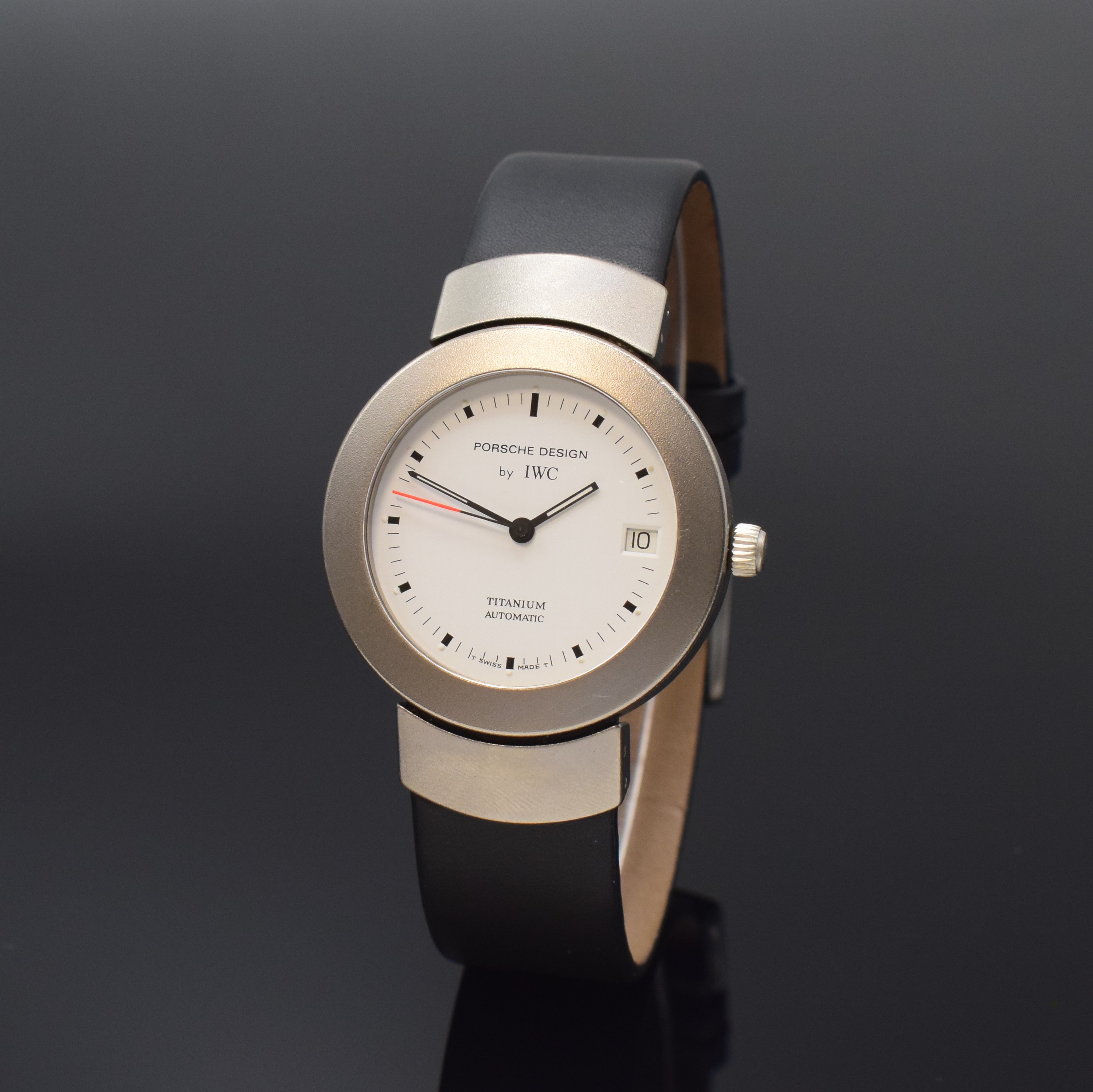IWC PORSCHE DESIGN Armbanduhr Referenz 3520 in Titan, Schweiz um 1995, Automatik, matt. Geh., Boden 8-fach verschr., neutr. Lederband m. orig. ...