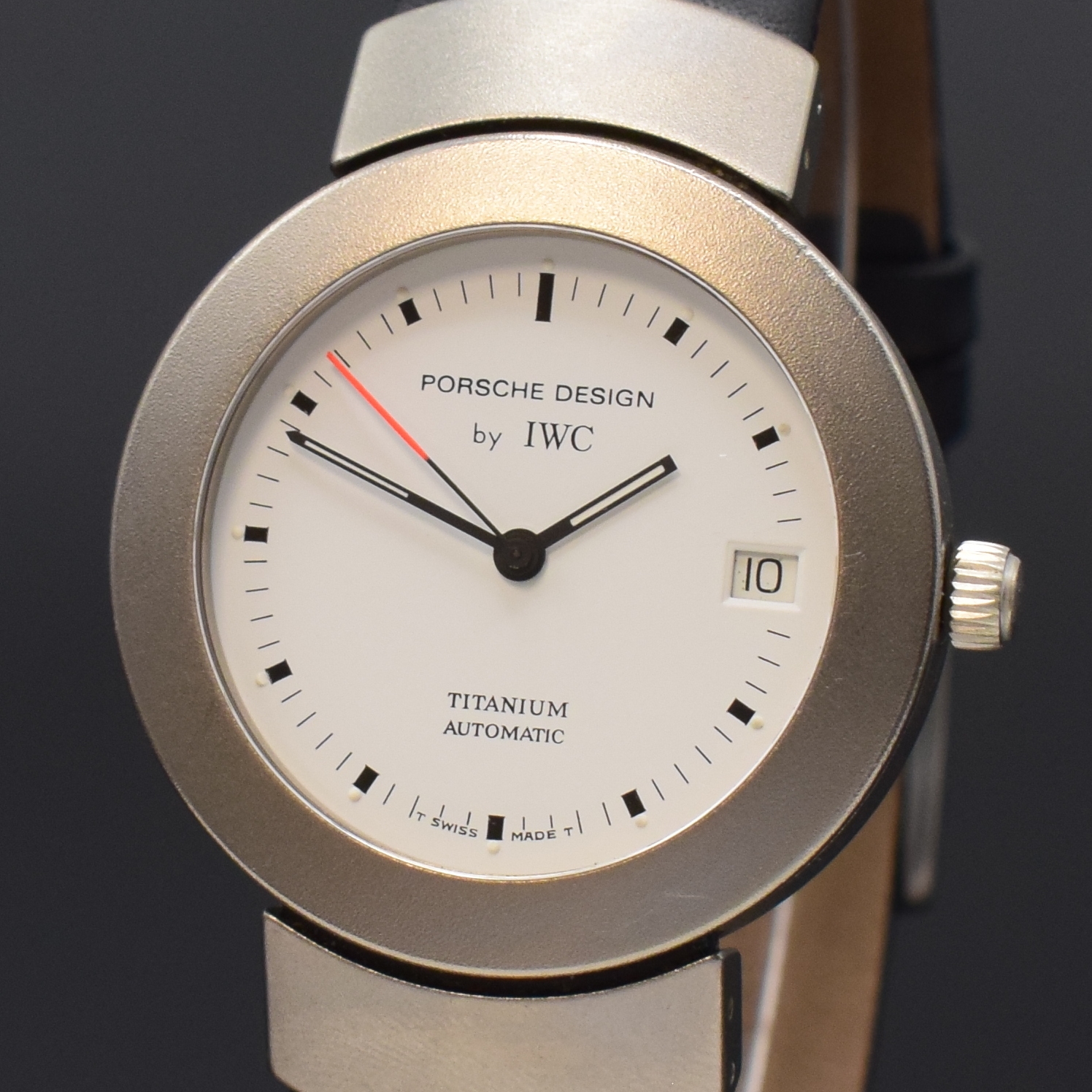 Detail a: IWC PORSCHE DESIGN Armbanduhr Referenz 3520 in Titan, Schweiz um 1995, Automatik, matt. Geh., Boden 8-fach verschr., neutr. Lederband m. orig. ...