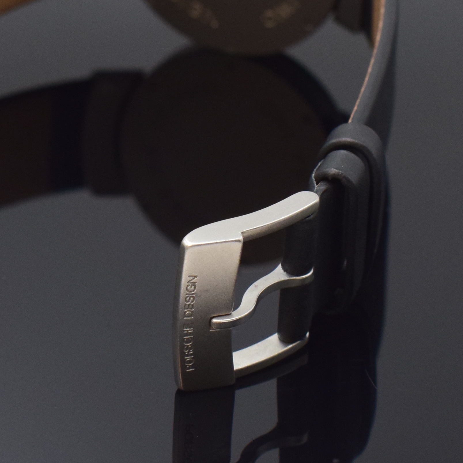 Detail b: IWC PORSCHE DESIGN Armbanduhr Referenz 3520 in Titan, Schweiz um 1995, Automatik, matt. Geh., Boden 8-fach verschr., neutr. Lederband m. orig. ...