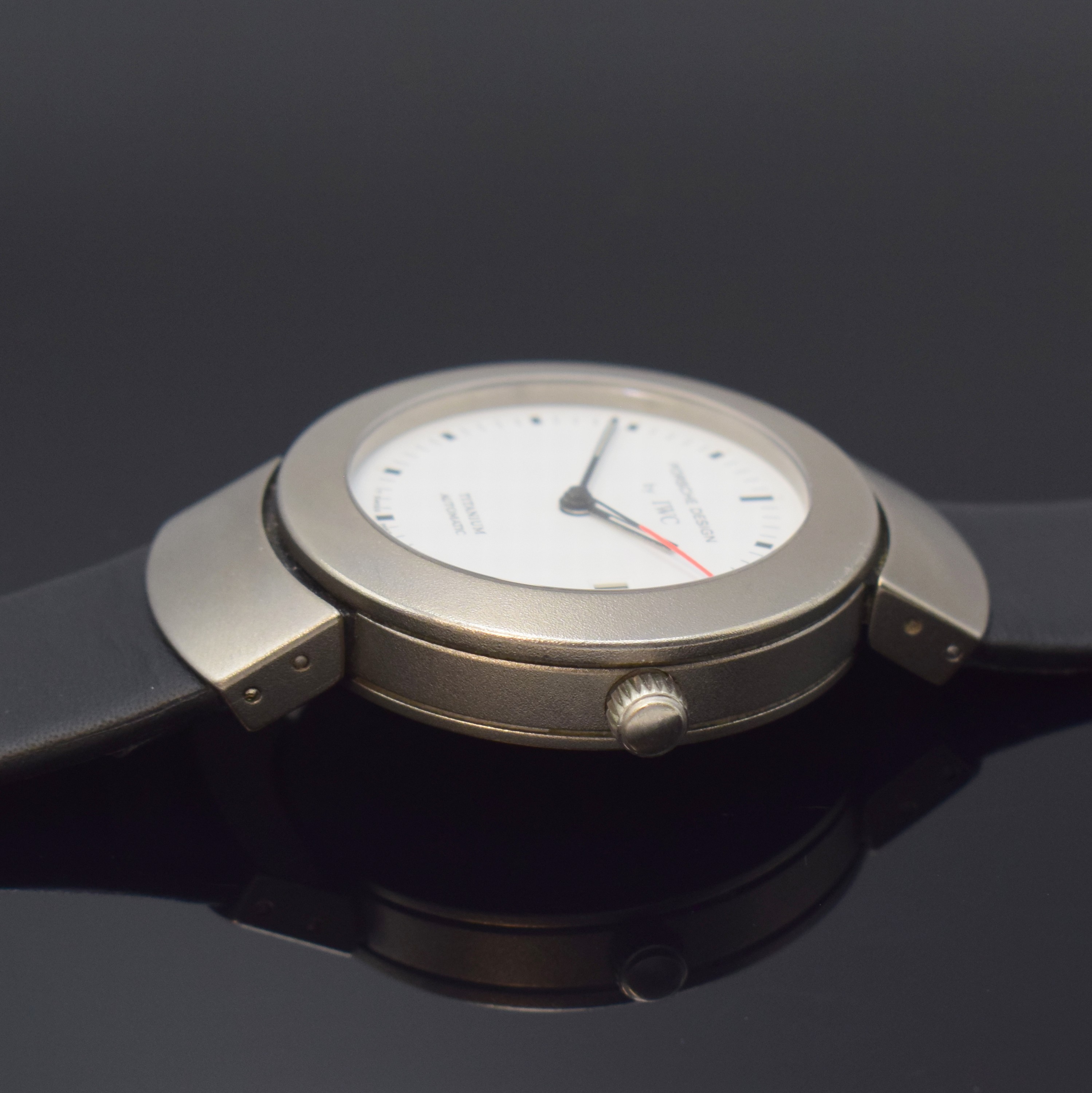 Detail c: IWC PORSCHE DESIGN Armbanduhr Referenz 3520 in Titan, Schweiz um 1995, Automatik, matt. Geh., Boden 8-fach verschr., neutr. Lederband m. orig. ...