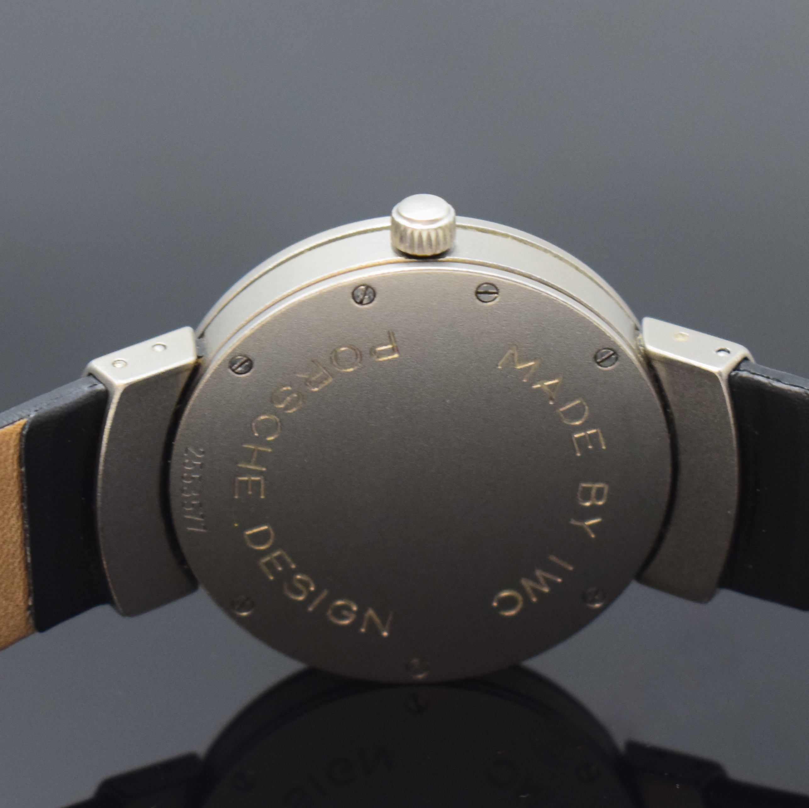 Detail d: IWC PORSCHE DESIGN Armbanduhr Referenz 3520 in Titan, Schweiz um 1995, Automatik, matt. Geh., Boden 8-fach verschr., neutr. Lederband m. orig. ...
