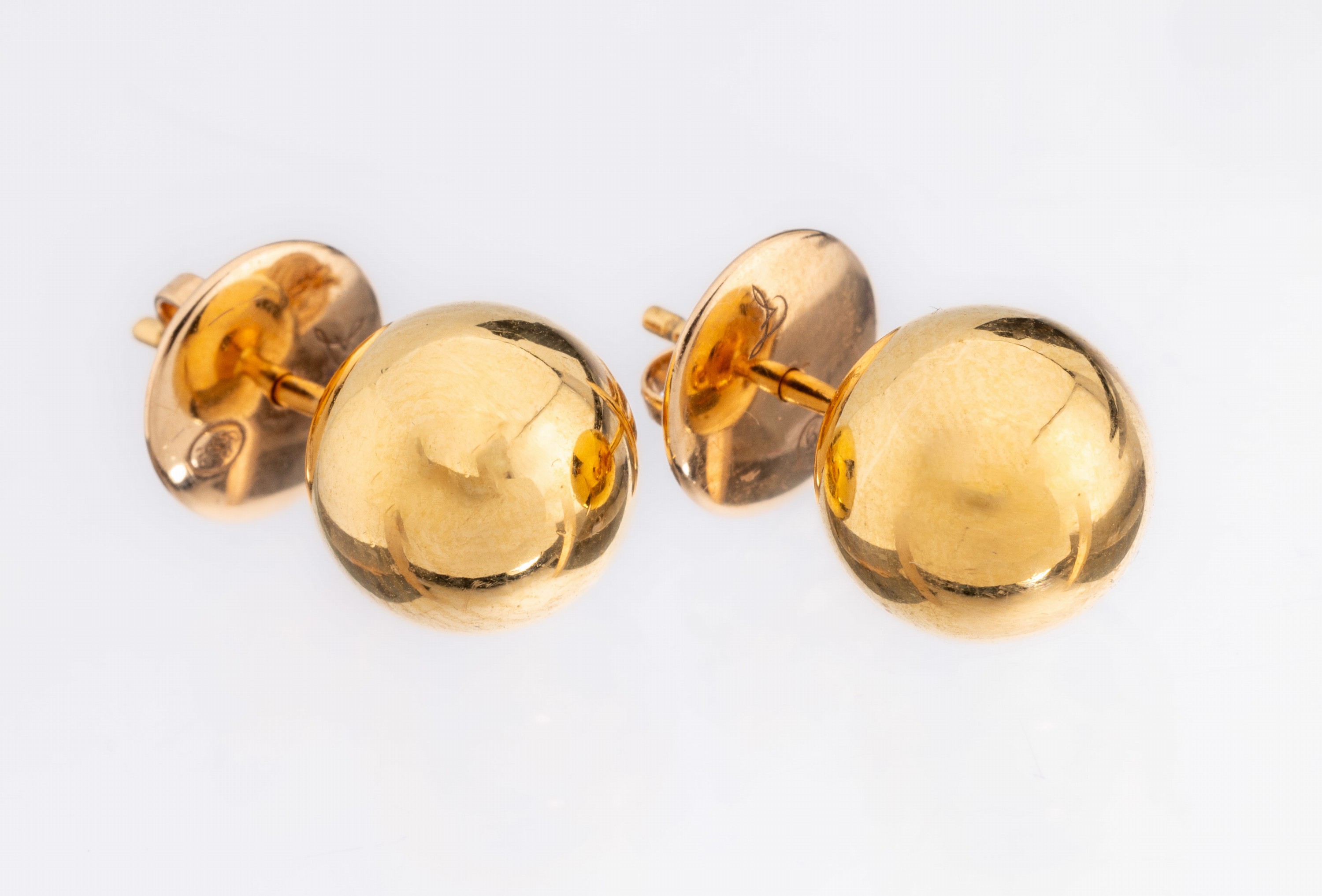 Detail a: Paar 18 kt Gold Ohrstecker, GG 750/000, qualitätvolle Verarbeitung, schlichte Kugeln, D. ca. 10 mm, ca. 7.8 g, Meistermarke unged.