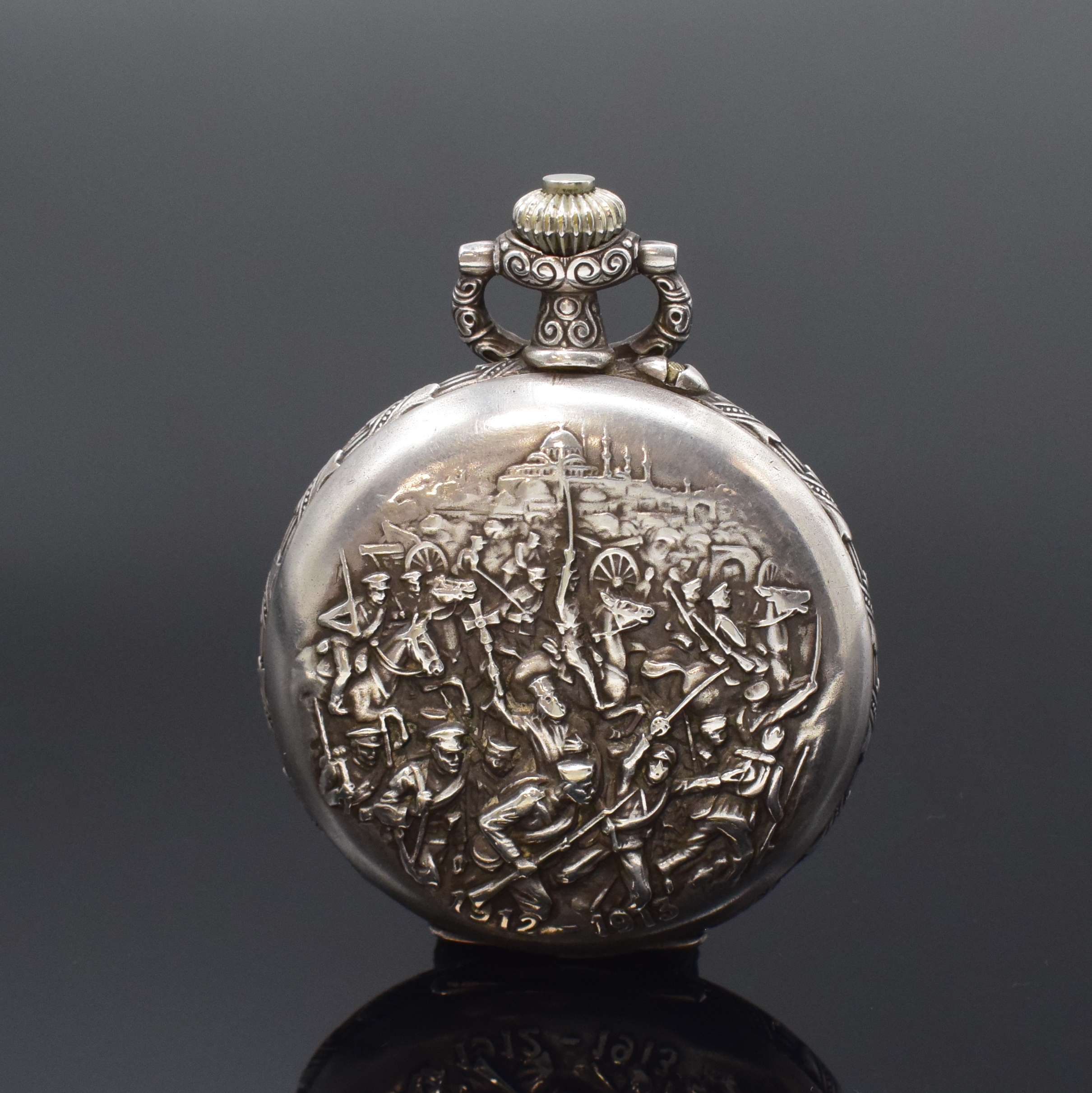 Detail a: Chronometre Prima "Den Helden des Balkanbundes 1912/1913" offene Silbertaschenuhr, Schweiz um 1913, hochwertiges Relief-Geh., Lünette m. ...