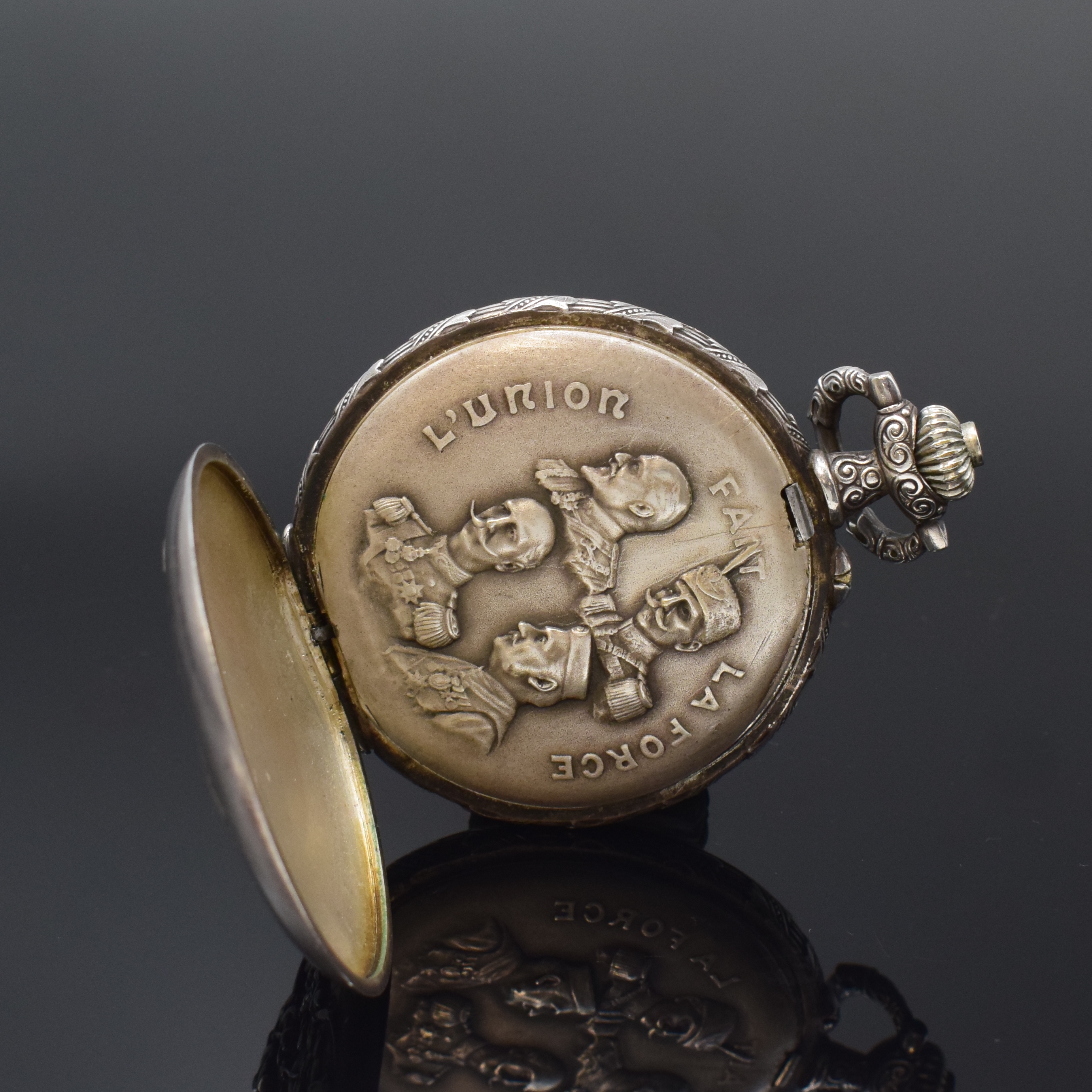 Detail c: Chronometre Prima "Den Helden des Balkanbundes 1912/1913" offene Silbertaschenuhr, Schweiz um 1913, hochwertiges Relief-Geh., Lünette m. ...