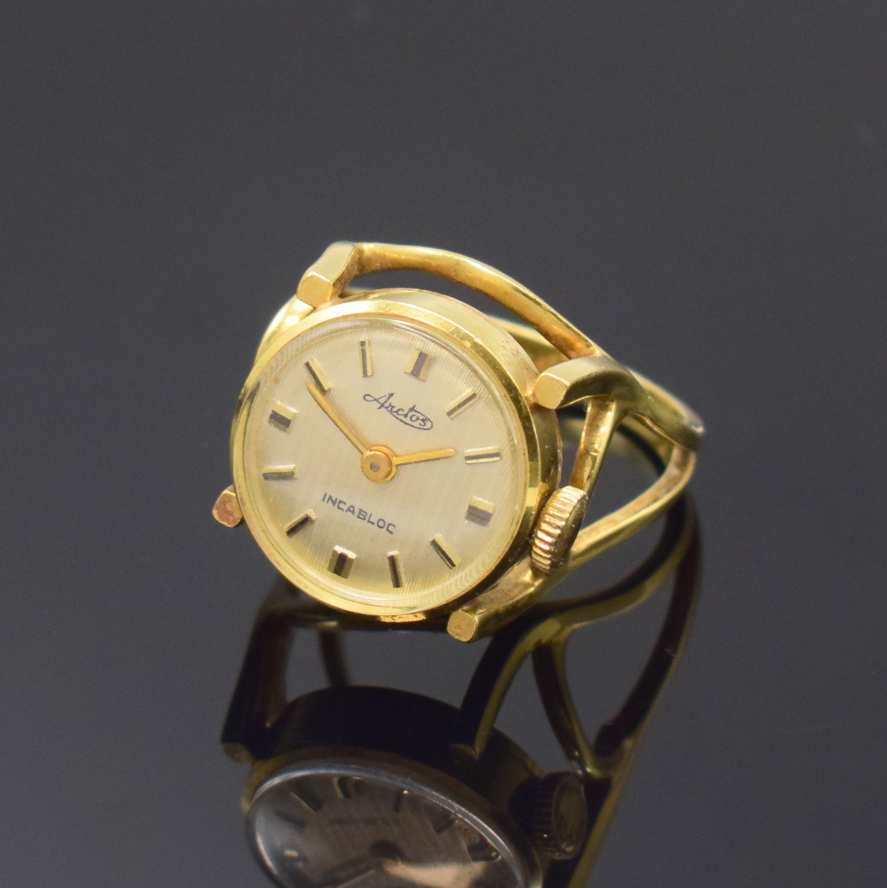 ARCTOS Ringuhr in GG 585/000, Schweiz / Deutschland um 1965, Handaufzug, rundes Geh. m. aufgedr. Boden, an 4 Punkten auf Ring gelötet, silb. ...