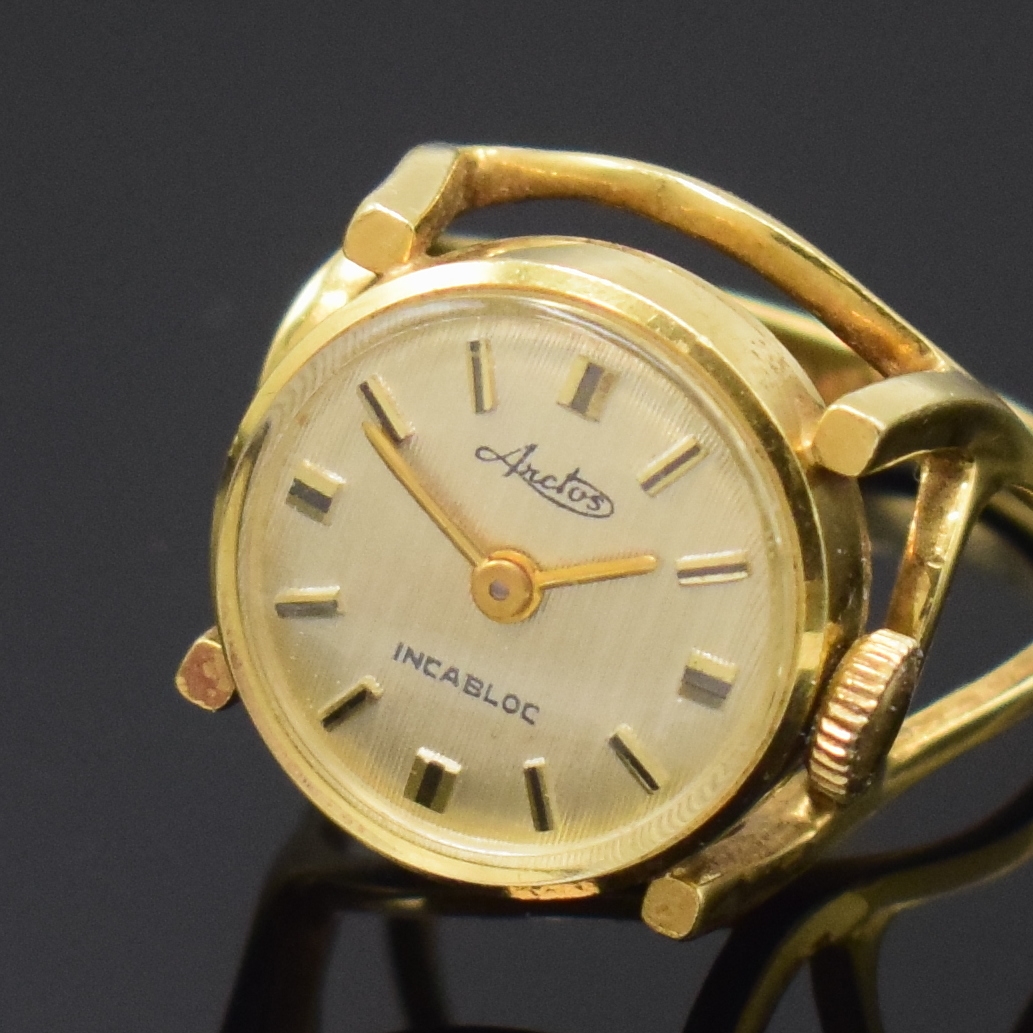 Detail a: ARCTOS Ringuhr in GG 585/000, Schweiz / Deutschland um 1965, Handaufzug, rundes Geh. m. aufgedr. Boden, an 4 Punkten auf Ring gelötet, silb. ...