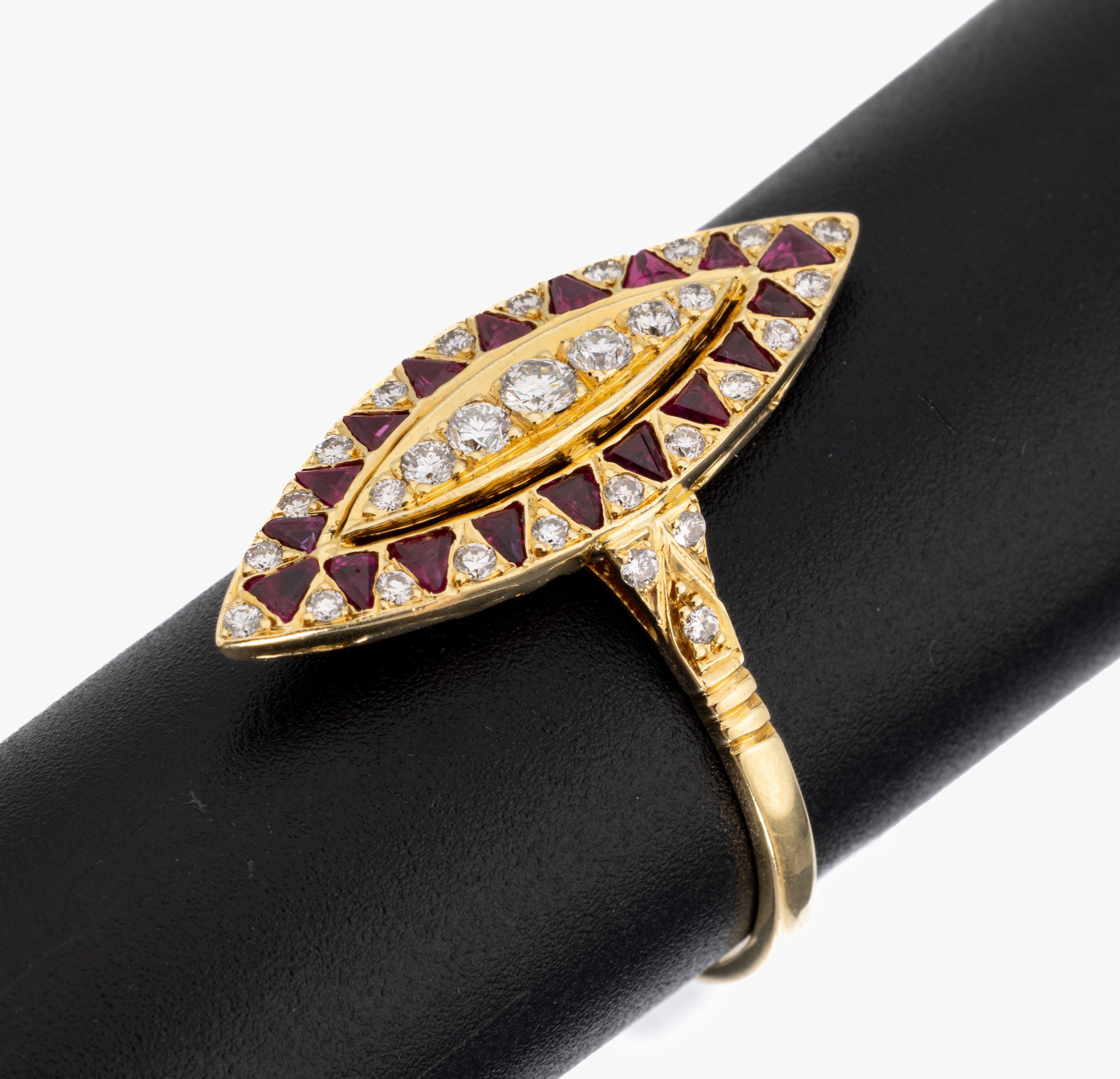 18 kt Gold Diamant-Rubin-Ring, GG 750/000, nach dem Vorbild von 1870/80, 33 Brillanten zus. ca. 0.44 ct Weiß/si, 18 eingeschliffene Rubin-Dreiecke ...
