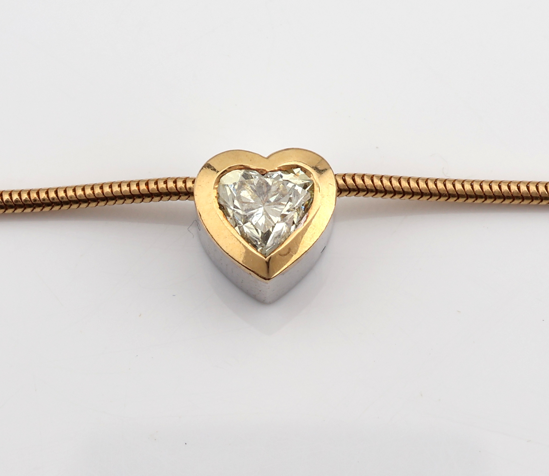 Detail d: 18 kt Gold WEMPE Diamant-Anhänger, GG/WG 750/000, Diamant-Herz ca. 0.40 ct light yellow/si, an 18 kt Gold Schlangenkette, GG 750/000, L ca. 42 cm, ...