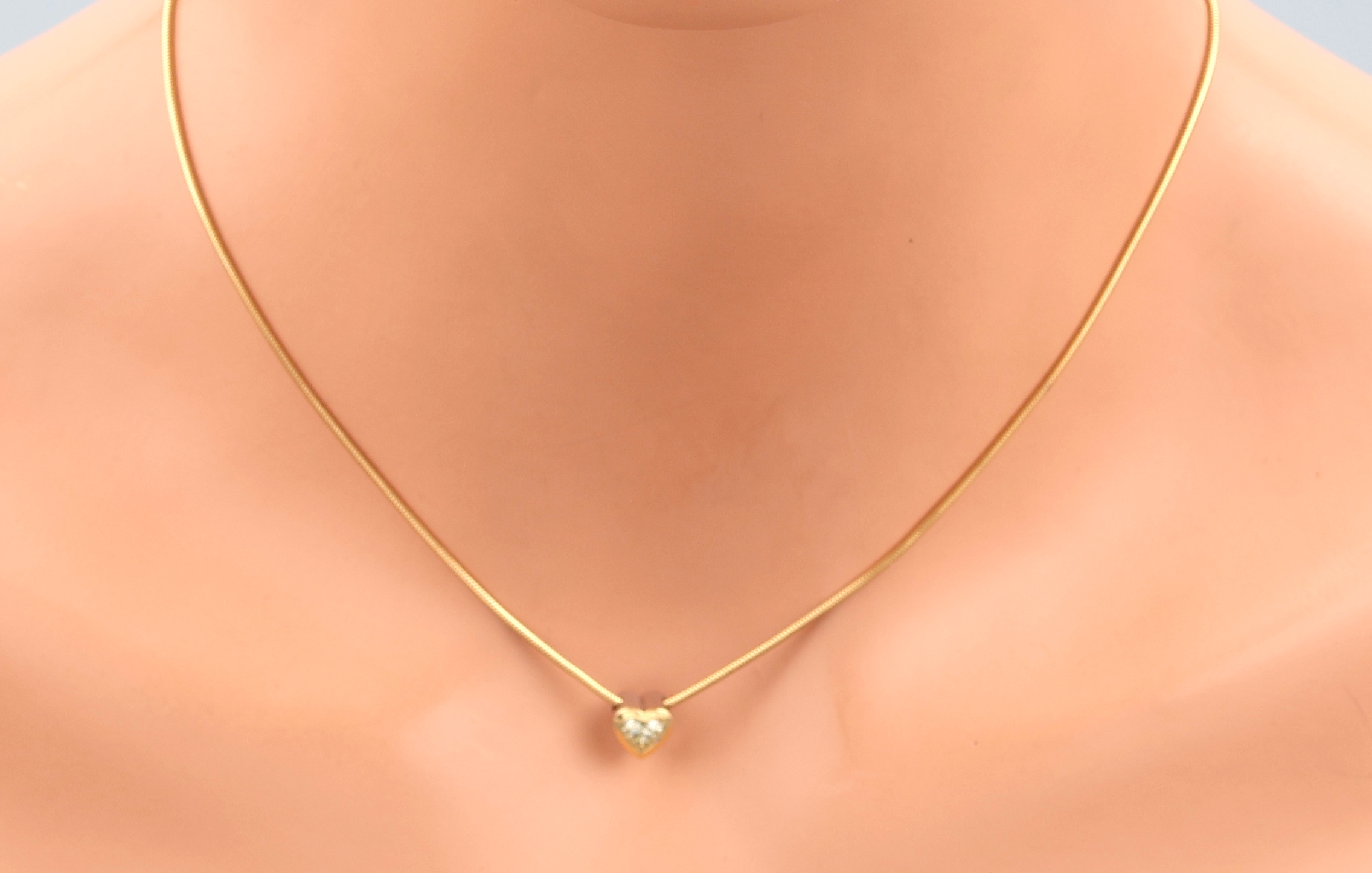 Detail f: 18 kt Gold WEMPE Diamant-Anhänger, GG/WG 750/000, Diamant-Herz ca. 0.40 ct light yellow/si, an 18 kt Gold Schlangenkette, GG 750/000, L ca. 42 cm, ...