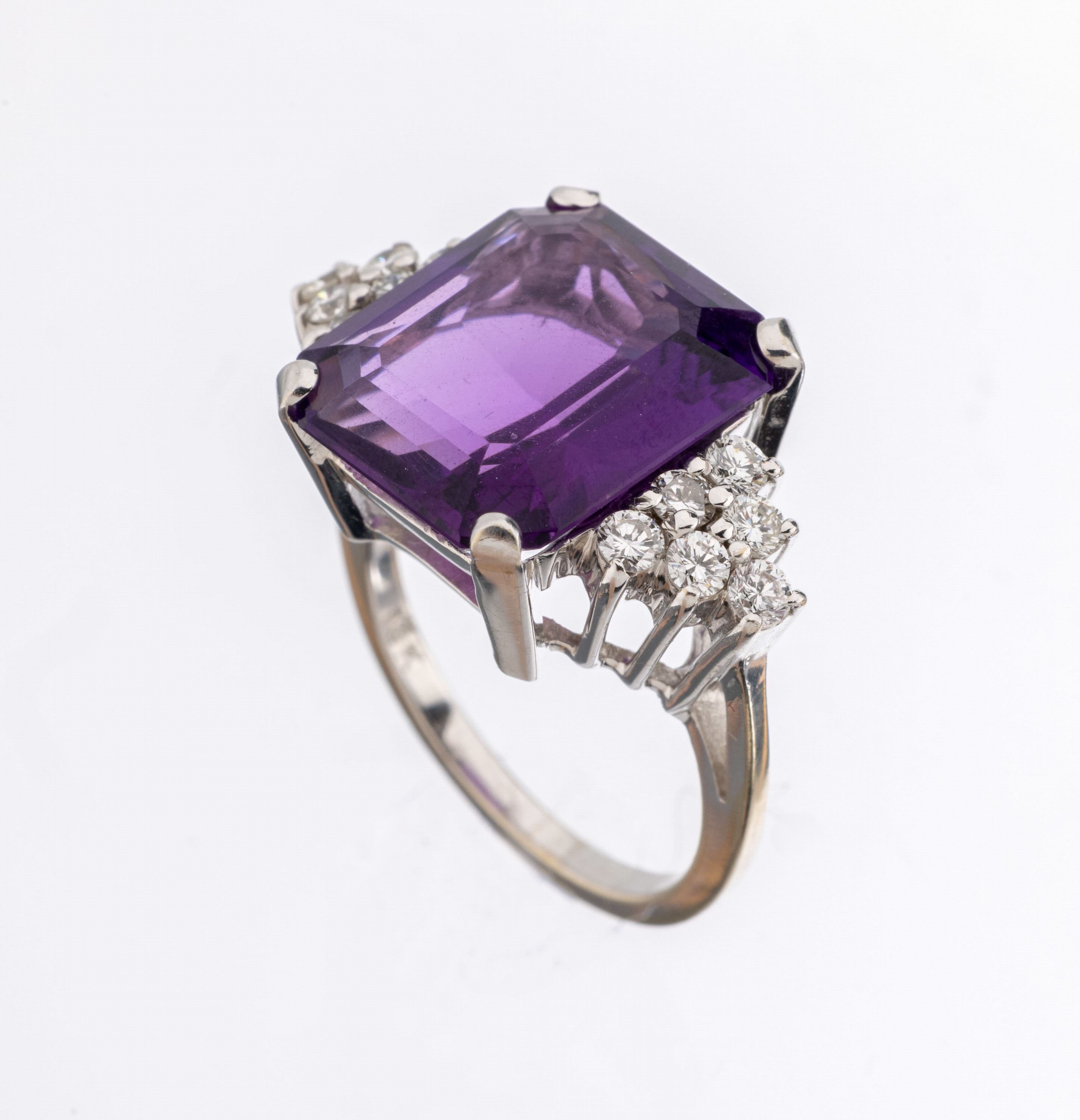 18 kt Gold Amethyst-Brillant-Ring, WG 750/000, Amethyst im Emerald Cut ca. 5.00 ct, 12 Brillanten zus. ca. 0.50 ct Weiß- l.get.Weiß/si-p, ca. 7.2 ...