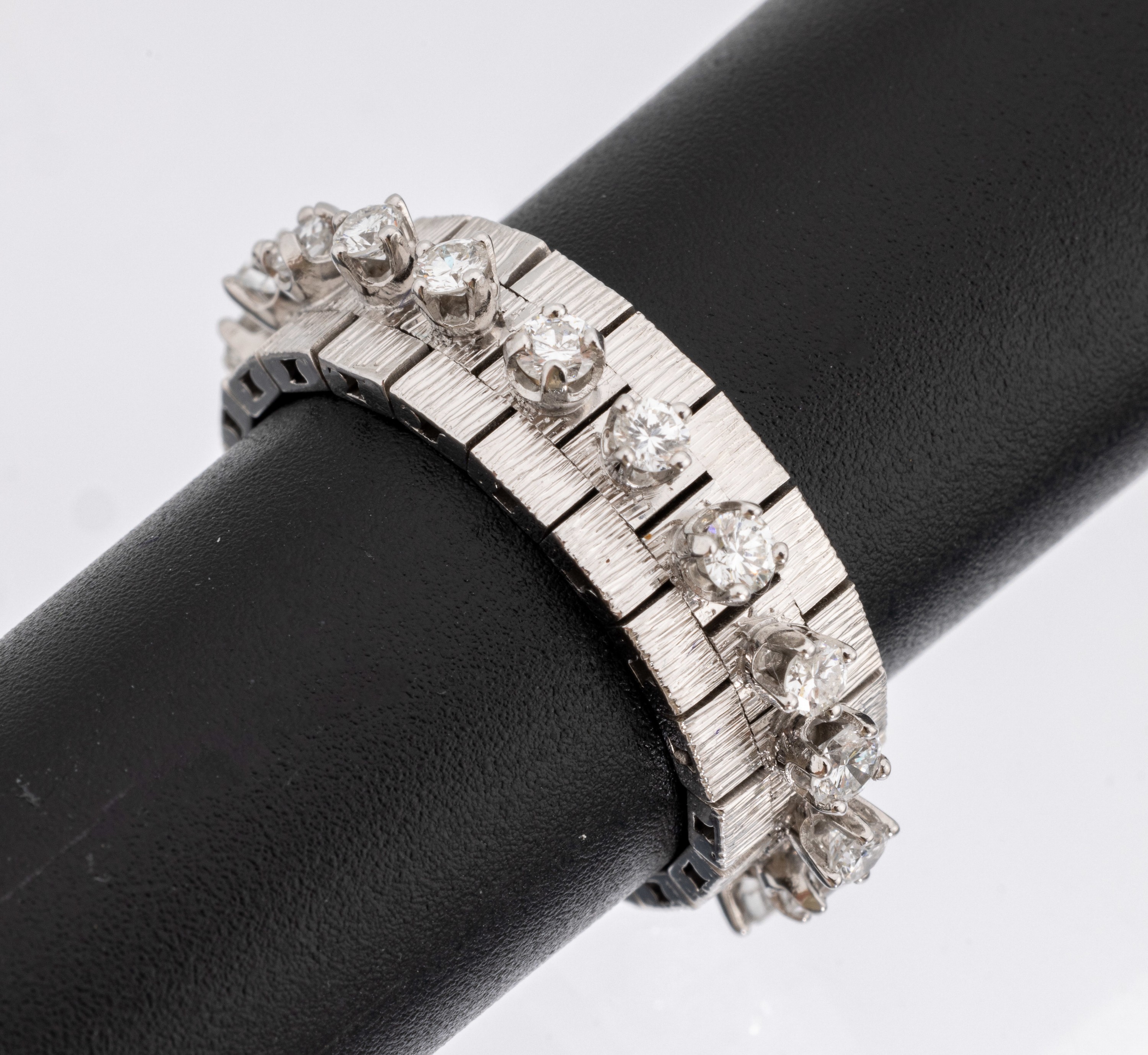 18 kt Gold Brillant-Ring, WG 750/000, 19 Brillanten zus. ca. 0.95 ct Weiß/si, ca. 10.4 g, RW 58