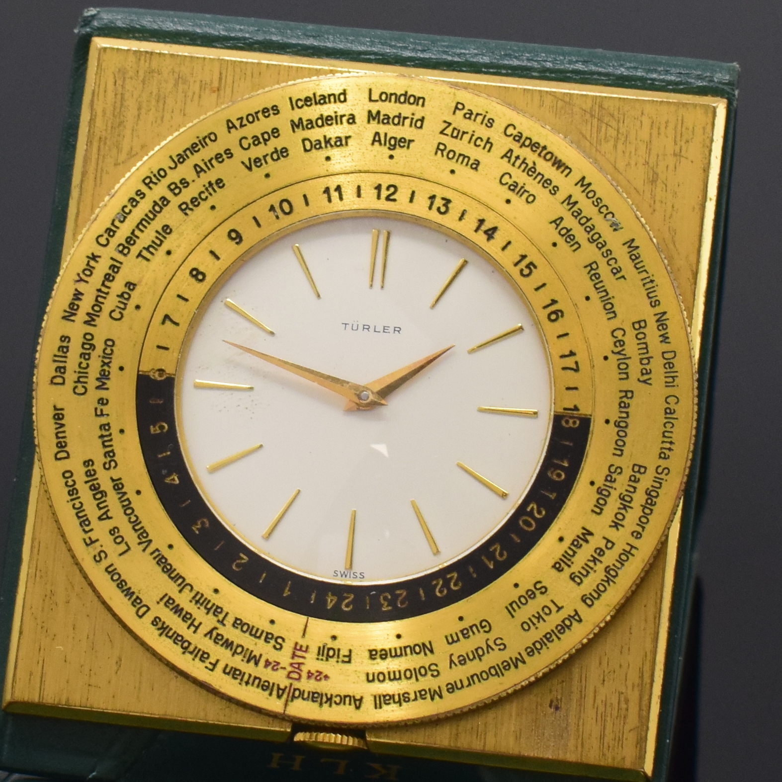 Detail a: TÜRLER Reiseuhr mit Weltzeitanzeige, Schweiz um 1960, Handaufzug, verg. Gehäuse im Lederetui, drehbare Lünette m. Weltstädten und 24-Std.-Skala, ...
