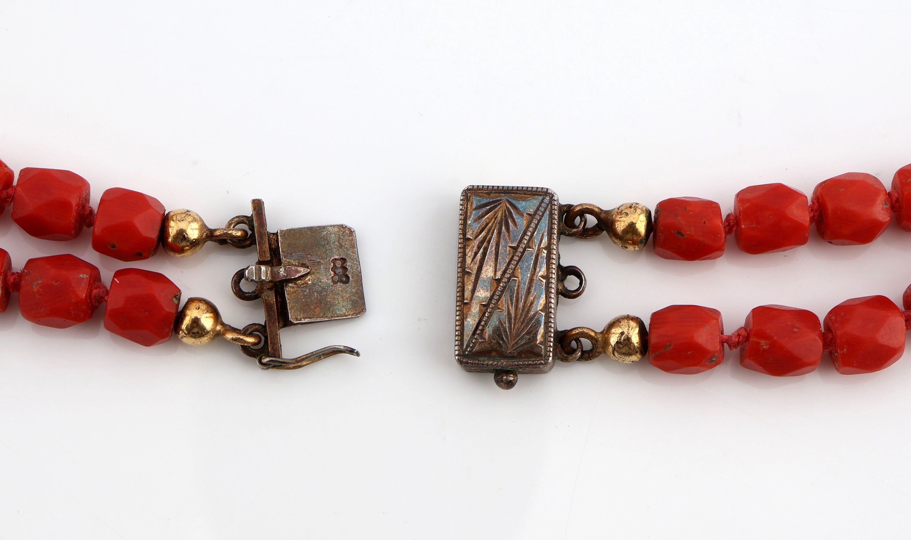 Detail a: 2-reihiges Korallencollier, 1930er Jahre, getrommelte und facett. Korallen von guter Farbe, Durchm. verlaufend ca. 5.6 - 13.0 mm, Schliesse Metall, ...