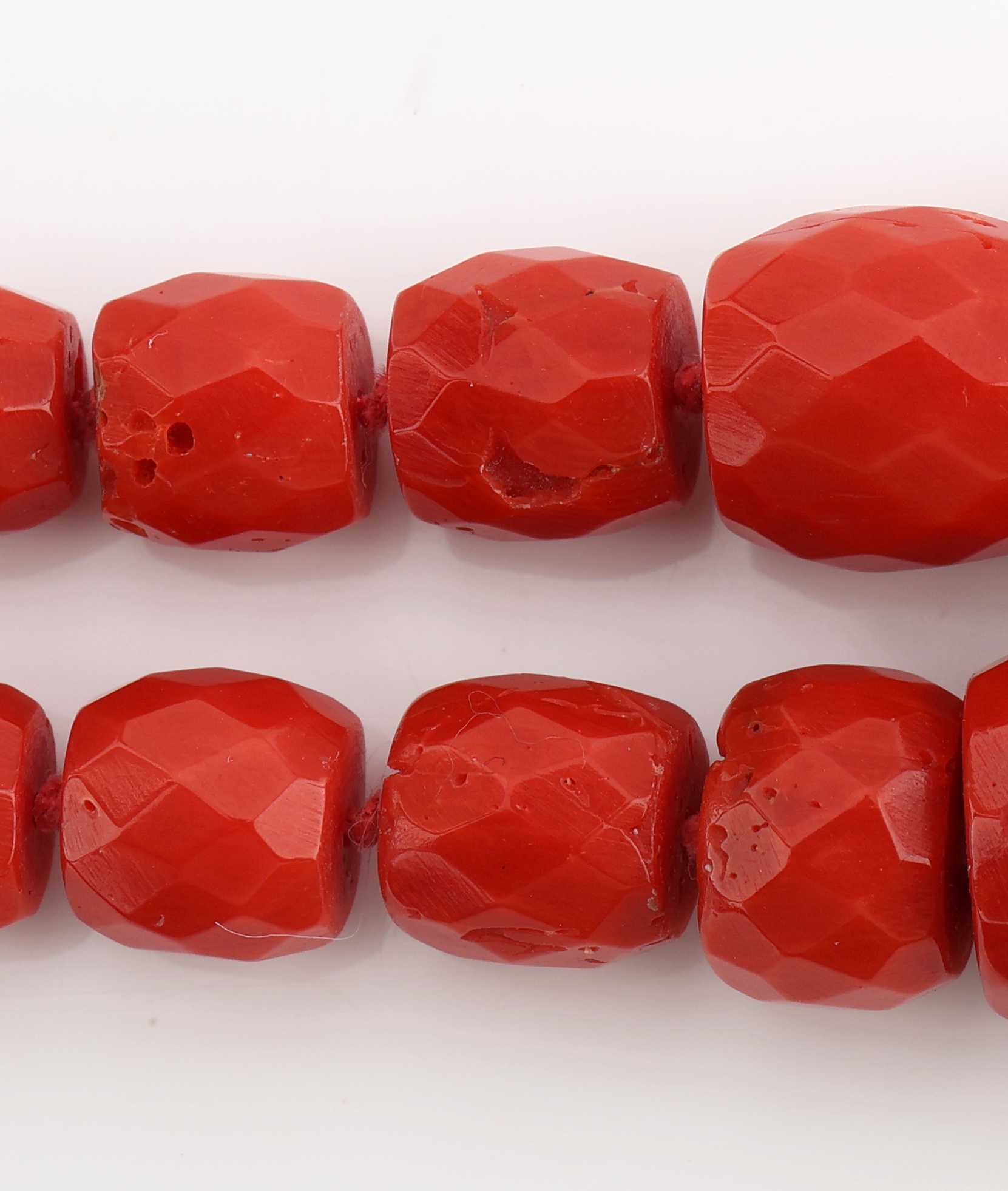 Detail e: 2-reihiges Korallencollier, 1930er Jahre, getrommelte und facett. Korallen von guter Farbe, Durchm. verlaufend ca. 5.6 - 13.0 mm, Schliesse Metall, ...