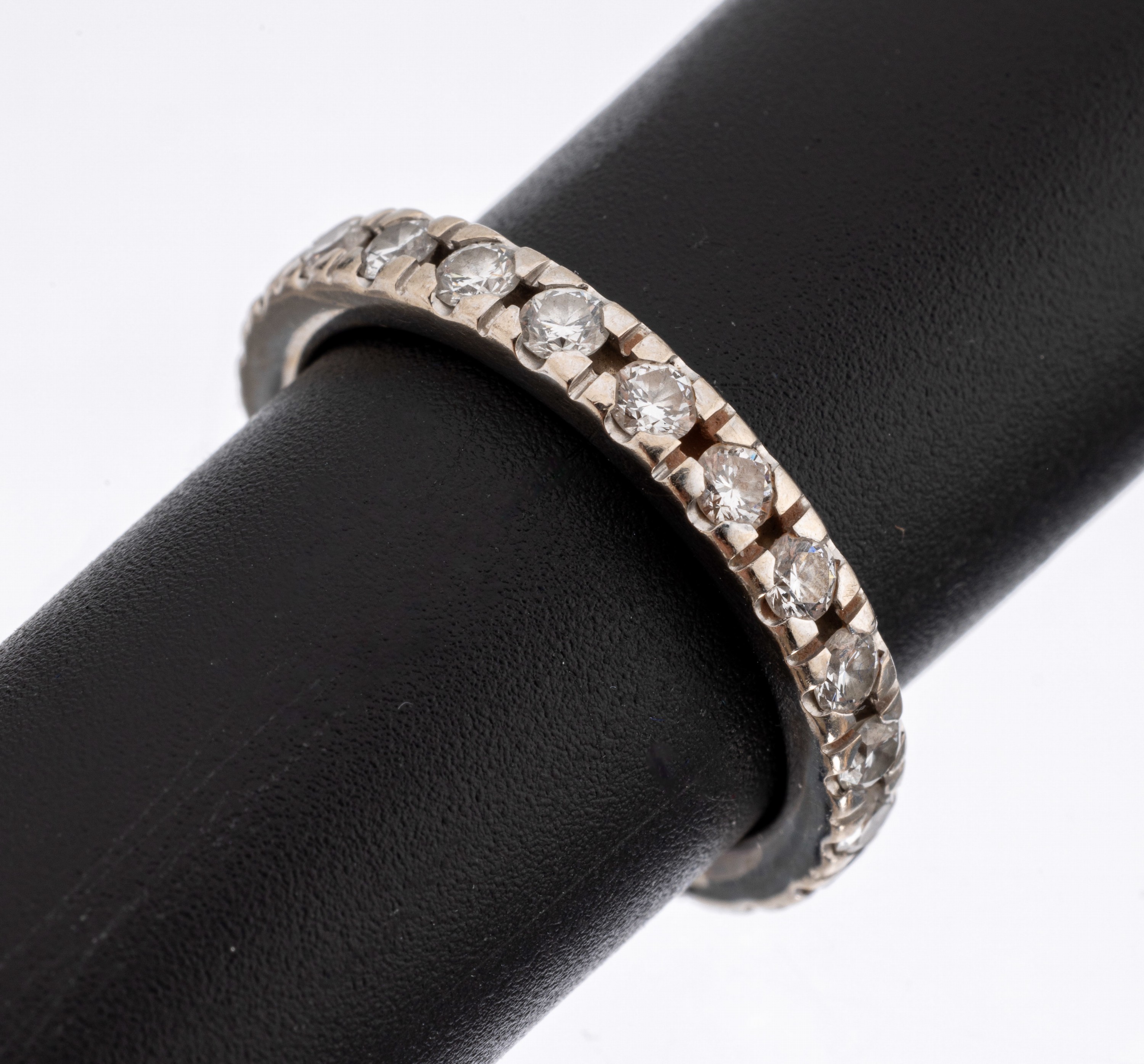 18 kt Gold Brillant-Memoryring, WG 750/000,26 Brillanten zus. ca. 1.30 ct feines Weiß/vs,RW 59, ca. 5.9 g