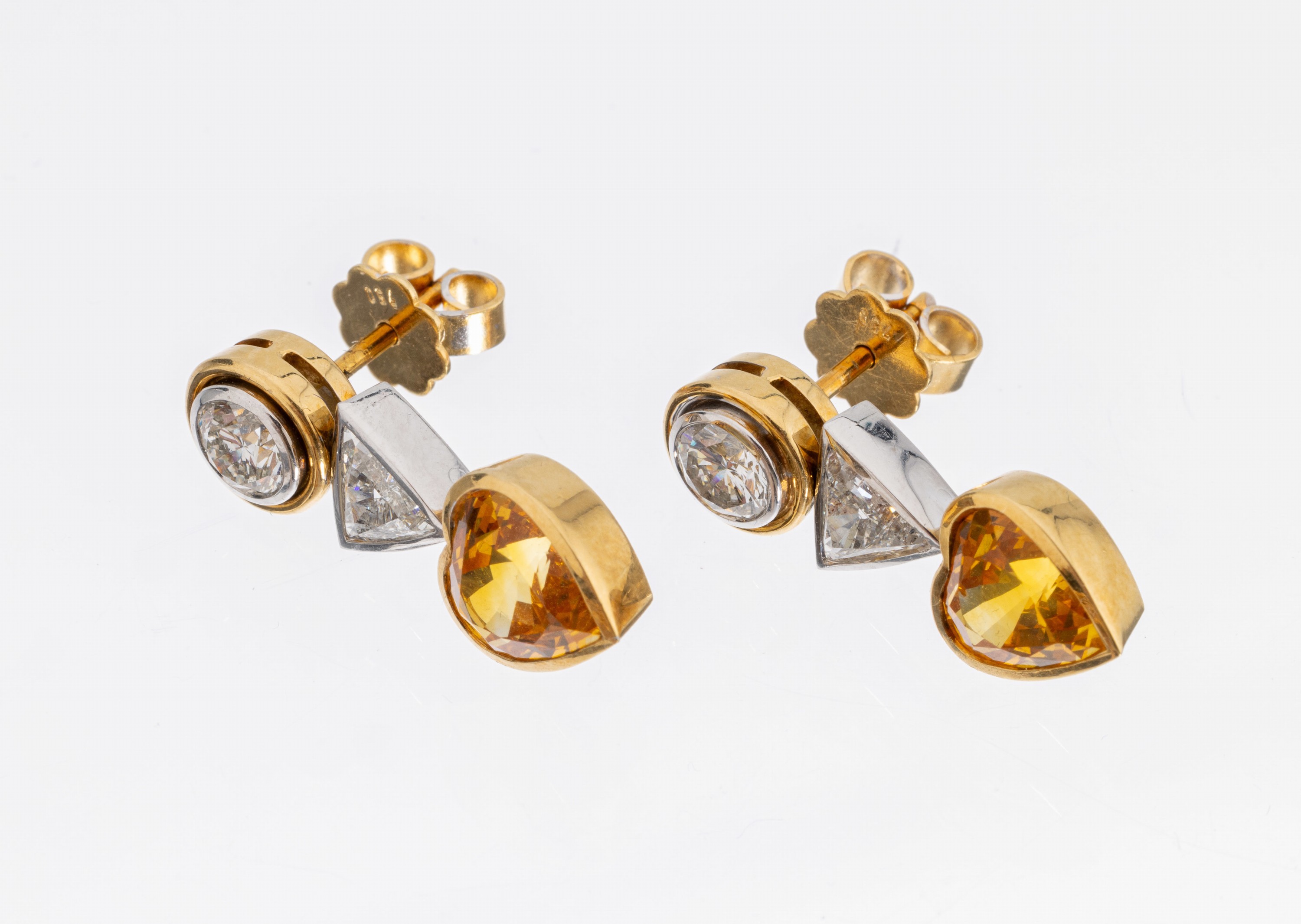 Paar 18 kt Gold Diamant-Saphir-Ohrstecker, GG/WG 750/000, länglich bewegl., 2 Brillanten zus. ca. 0.73 ct feines Weiß/vs-si, 2 Diamanttriangeln ...