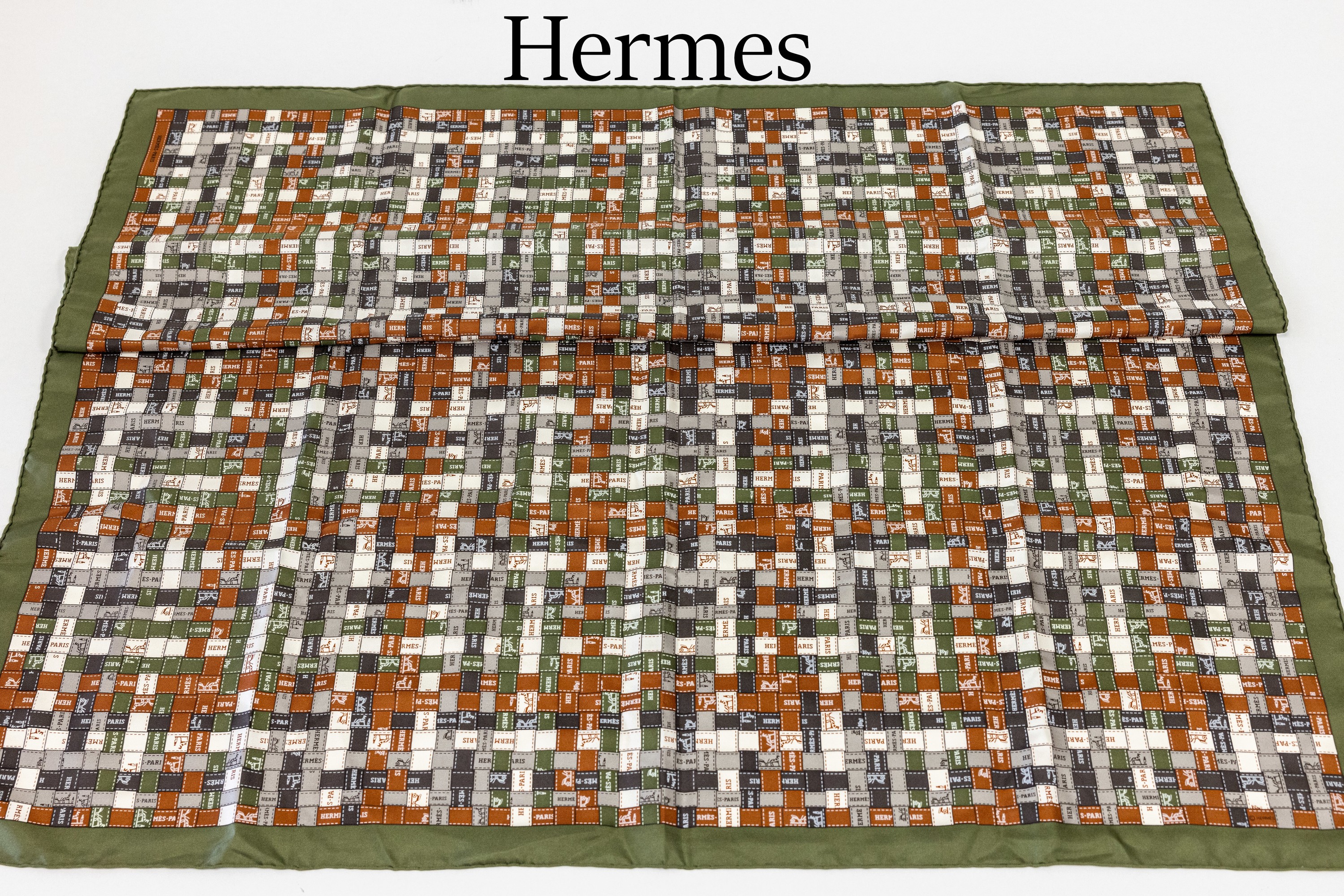 Hermes Seidencarree Bolduc au Carr?, 100% Seide, Entwurf Cathy Latham, olivgrüner Seidenkörper mit Details in hellgrau, dunkelgrau, cognac und ...