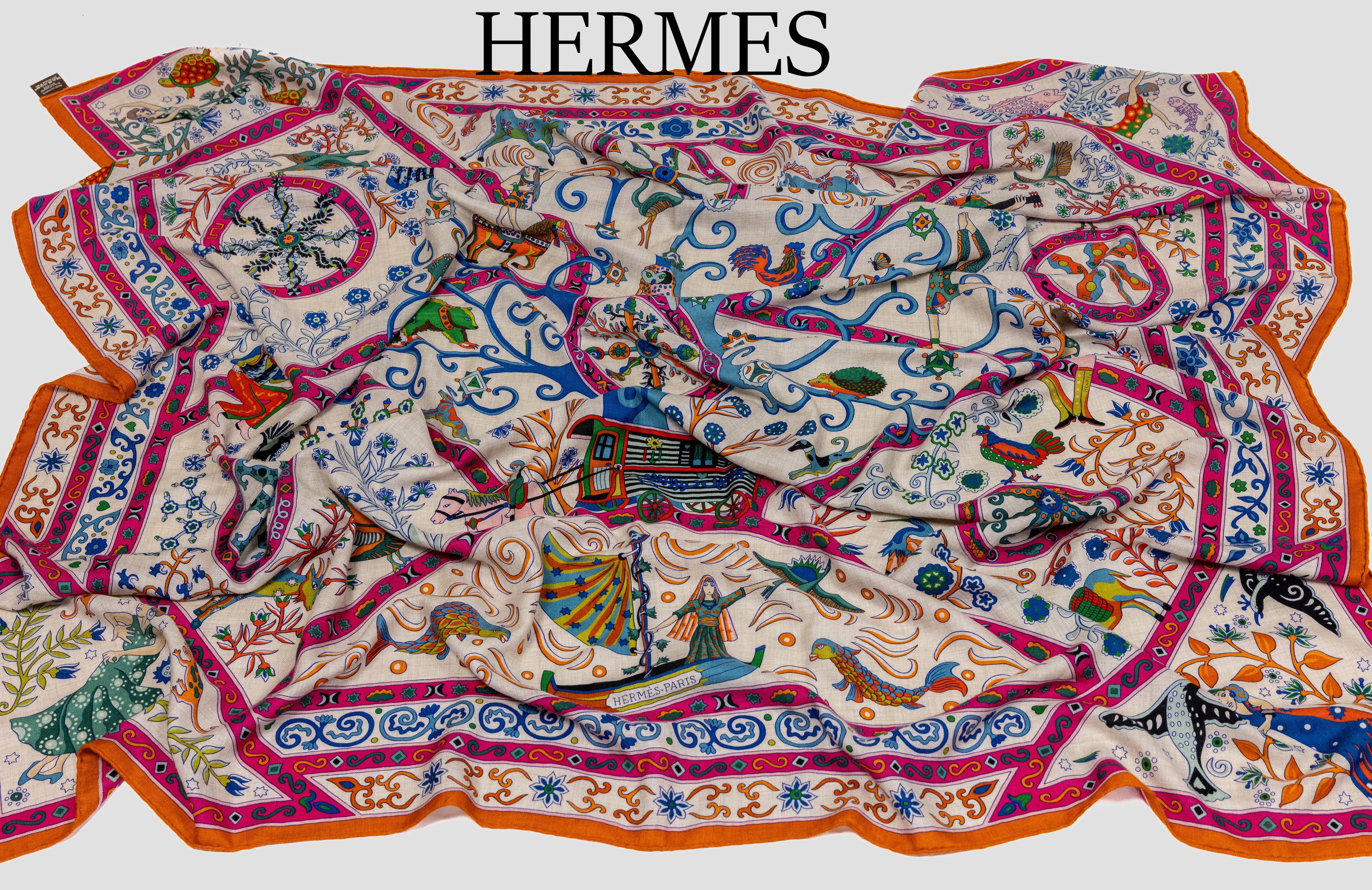 Hermes Seiden/Kaschmir Schal Peuple du Vent, Entwurf Christine Henry, cremefarbener Körper in 70% Cashmere und 30% Seide mit bunten Motiven u.a. in ...
