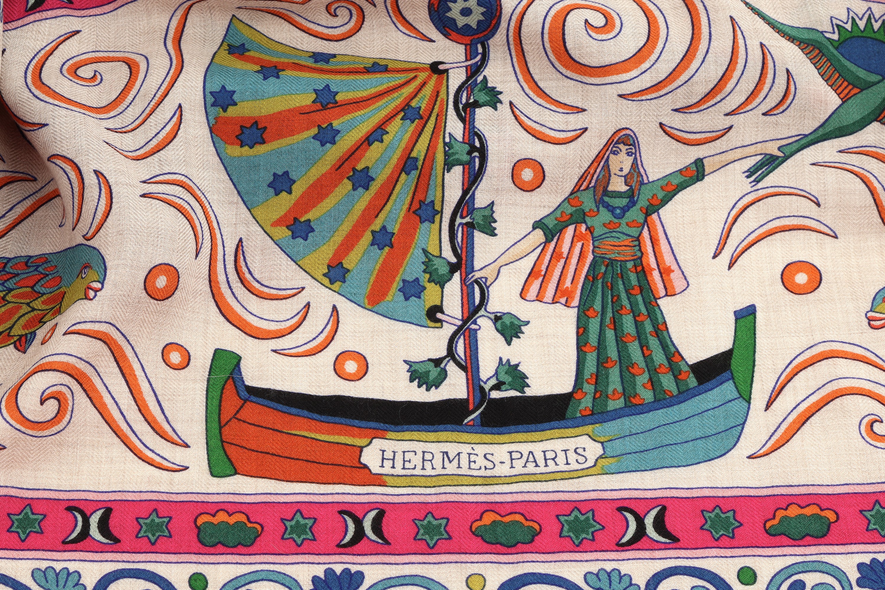 Detail a: Hermes Seiden/Kaschmir Schal Peuple du Vent, Entwurf Christine Henry, cremefarbener Körper in 70% Cashmere und 30% Seide mit bunten Motiven u.a. in ...