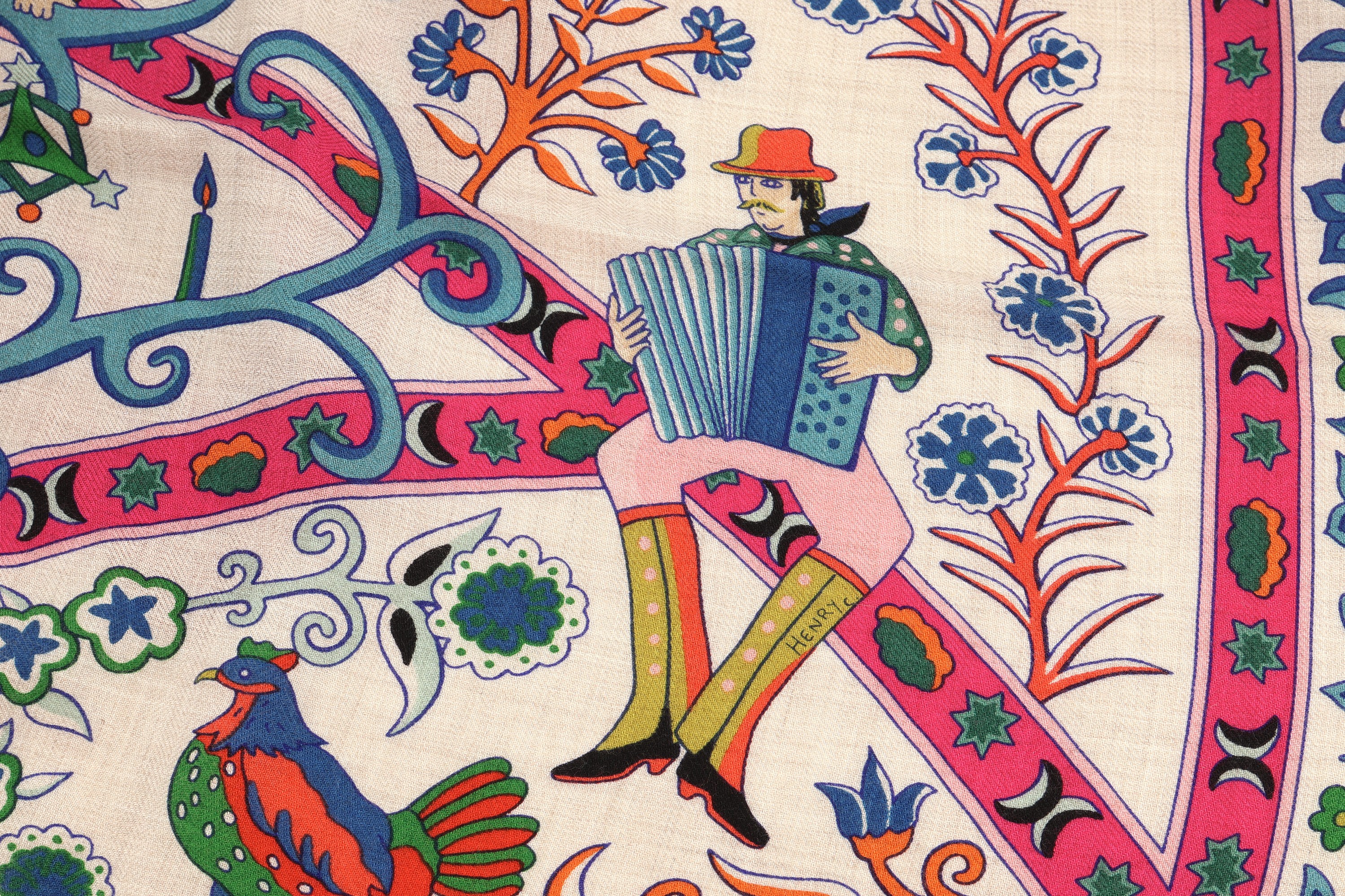 Detail b: Hermes Seiden/Kaschmir Schal Peuple du Vent, Entwurf Christine Henry, cremefarbener Körper in 70% Cashmere und 30% Seide mit bunten Motiven u.a. in ...