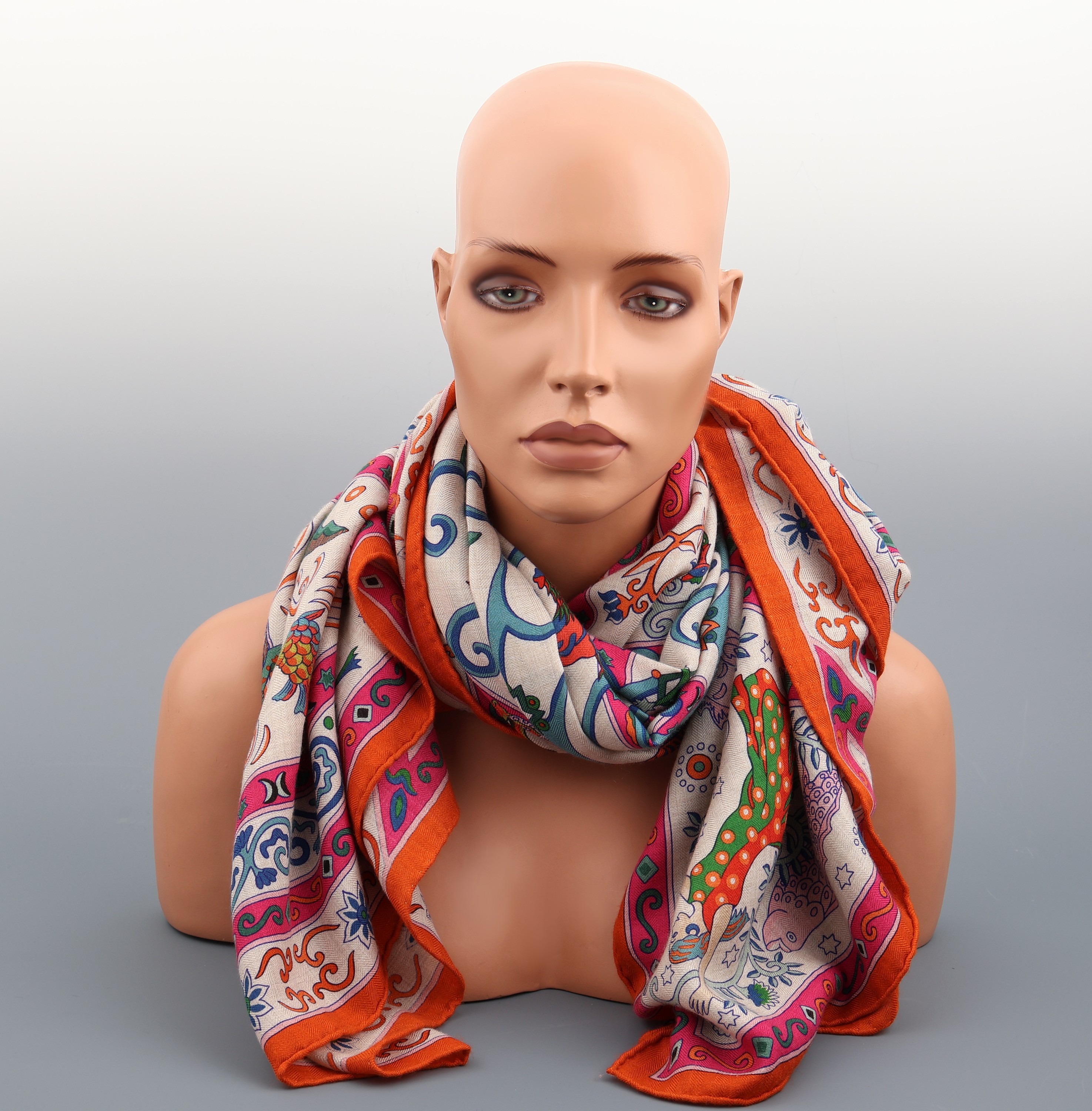 Detail d: Hermes Seiden/Kaschmir Schal Peuple du Vent, Entwurf Christine Henry, cremefarbener Körper in 70% Cashmere und 30% Seide mit bunten Motiven u.a. in ...