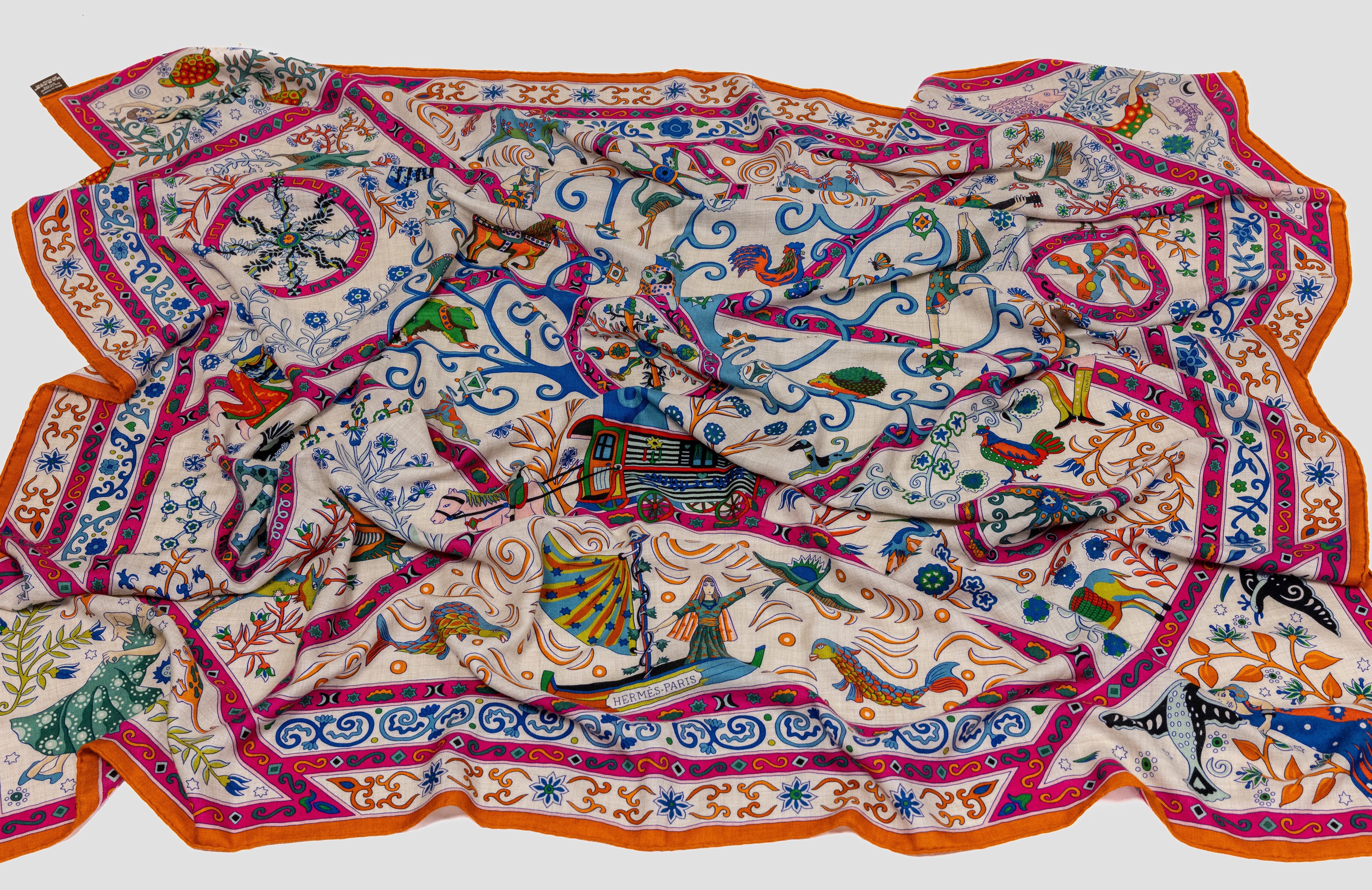 Detail e: Hermes Seiden/Kaschmir Schal Peuple du Vent, Entwurf Christine Henry, cremefarbener Körper in 70% Cashmere und 30% Seide mit bunten Motiven u.a. in ...
