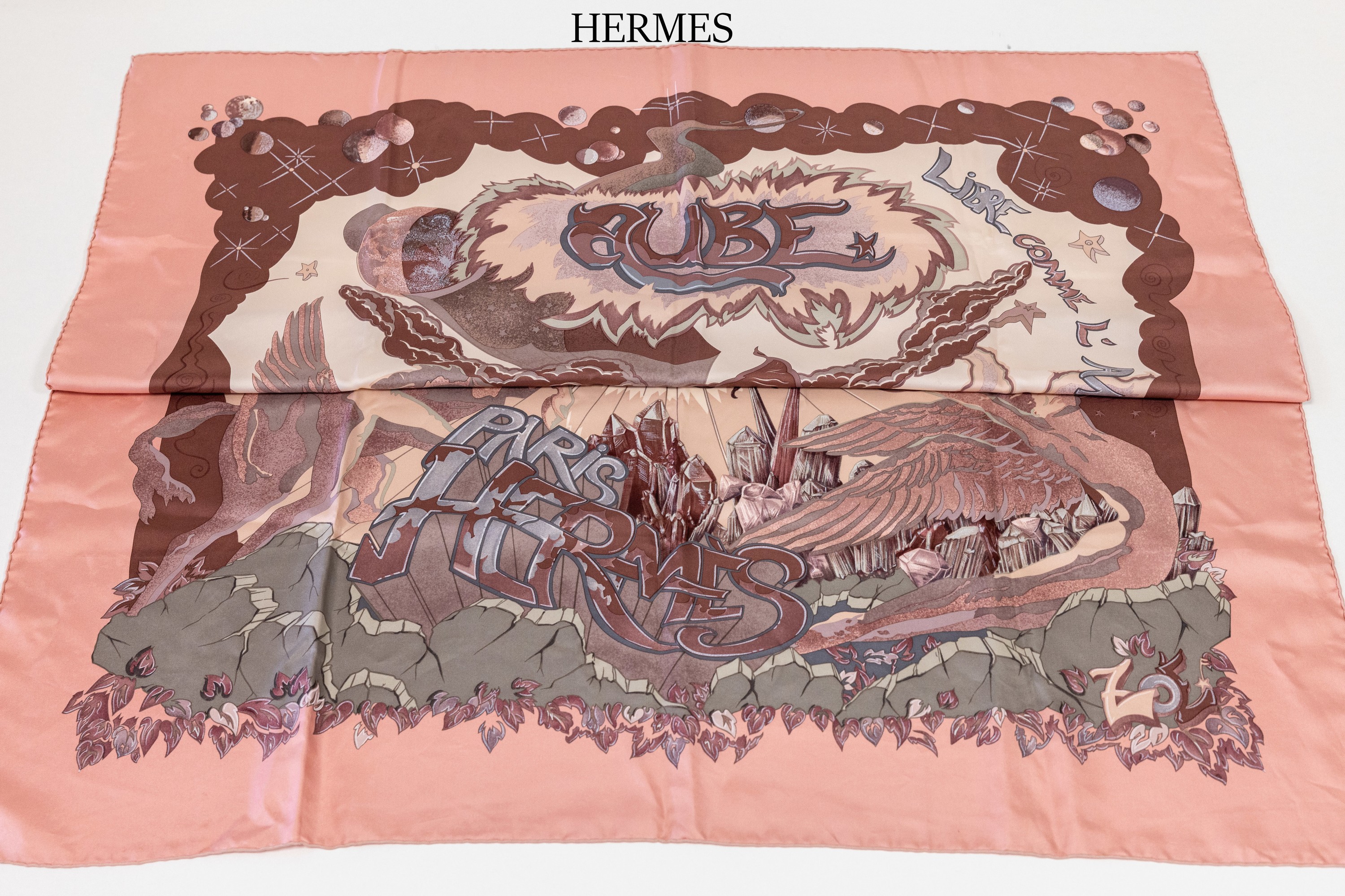 Hermes Seidencarree Aube libre comme L'Ange, Design Zoe Paulwes, altrosafarb. Seiden- körper mit Motiven in beige, oliv, grau und aubergine, ...