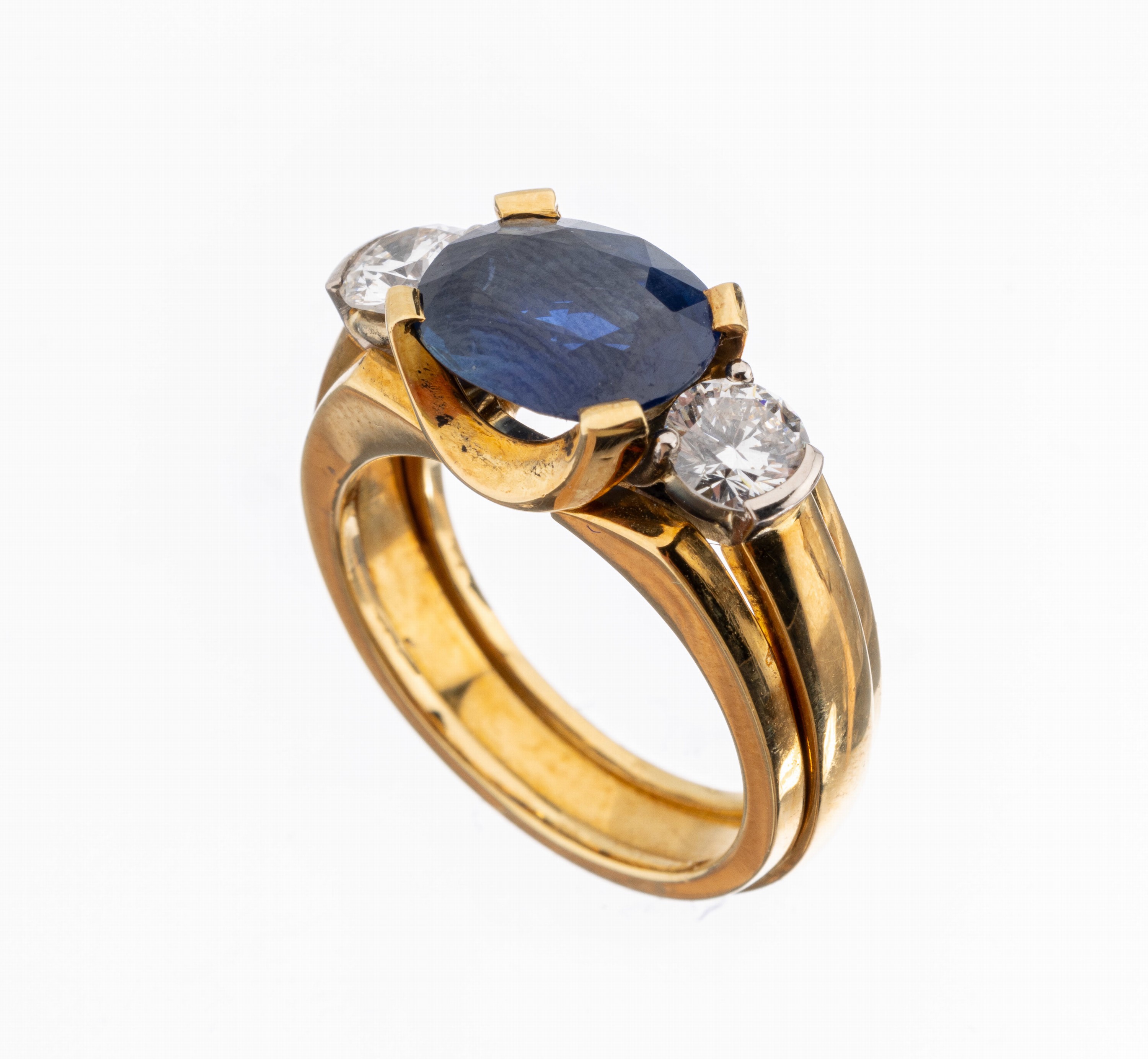 18 kt Gold Saphir-Brillant-Ring, GG 750/000, qualitätvolle Verarbeitung, ovalfacett. Saphir von sehr schöner Farbe ca. 3.01 ct, 2 Brillanten zus. ...