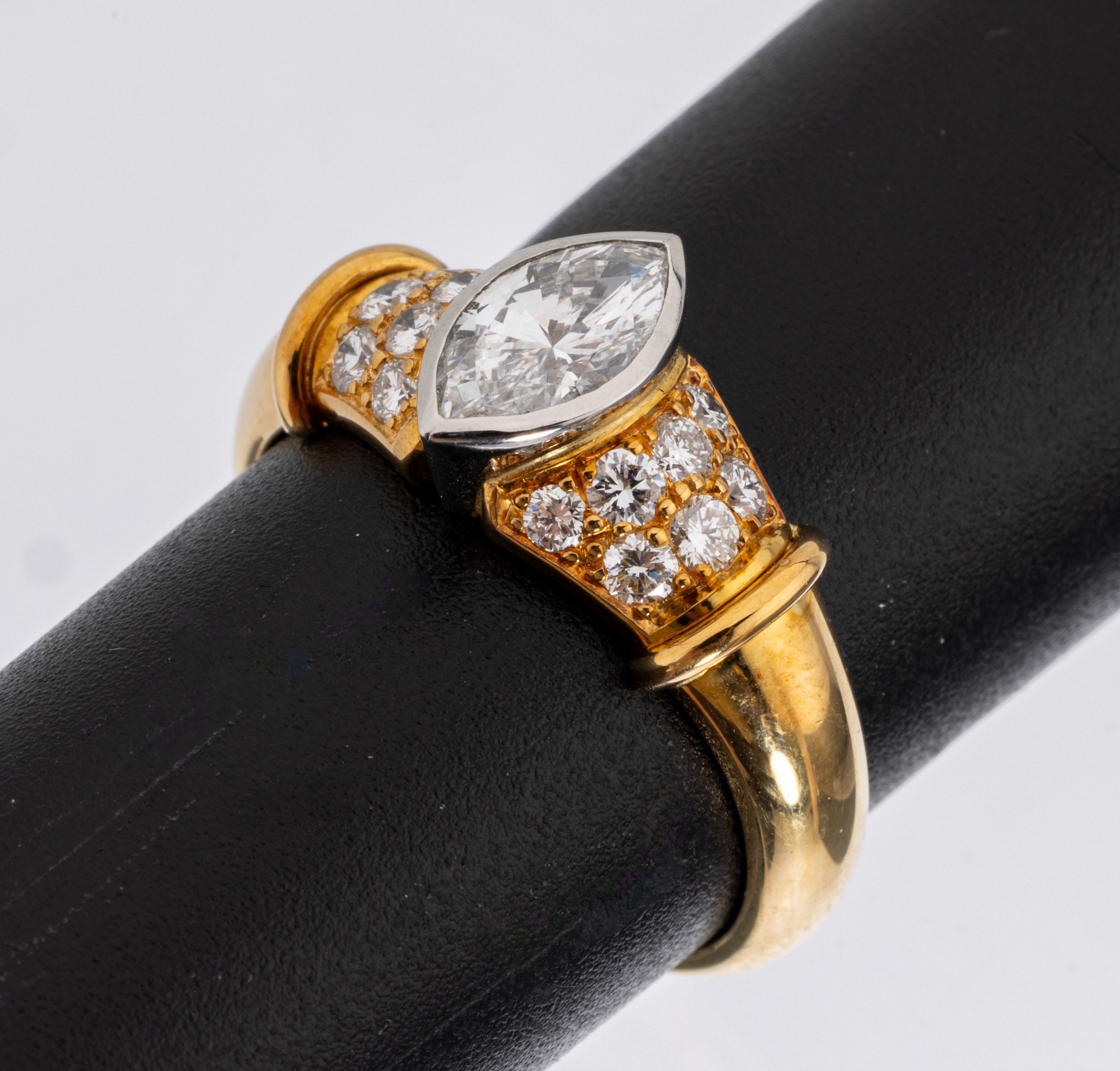 18 kt Gold Diamant-Ring, GG/WG 750/000, mittig in WG gefasste Diamant-Navette ca. 0.63feines Weiß/vs, 14 Brillanten zus. ca. 0.40 ctfeines ...