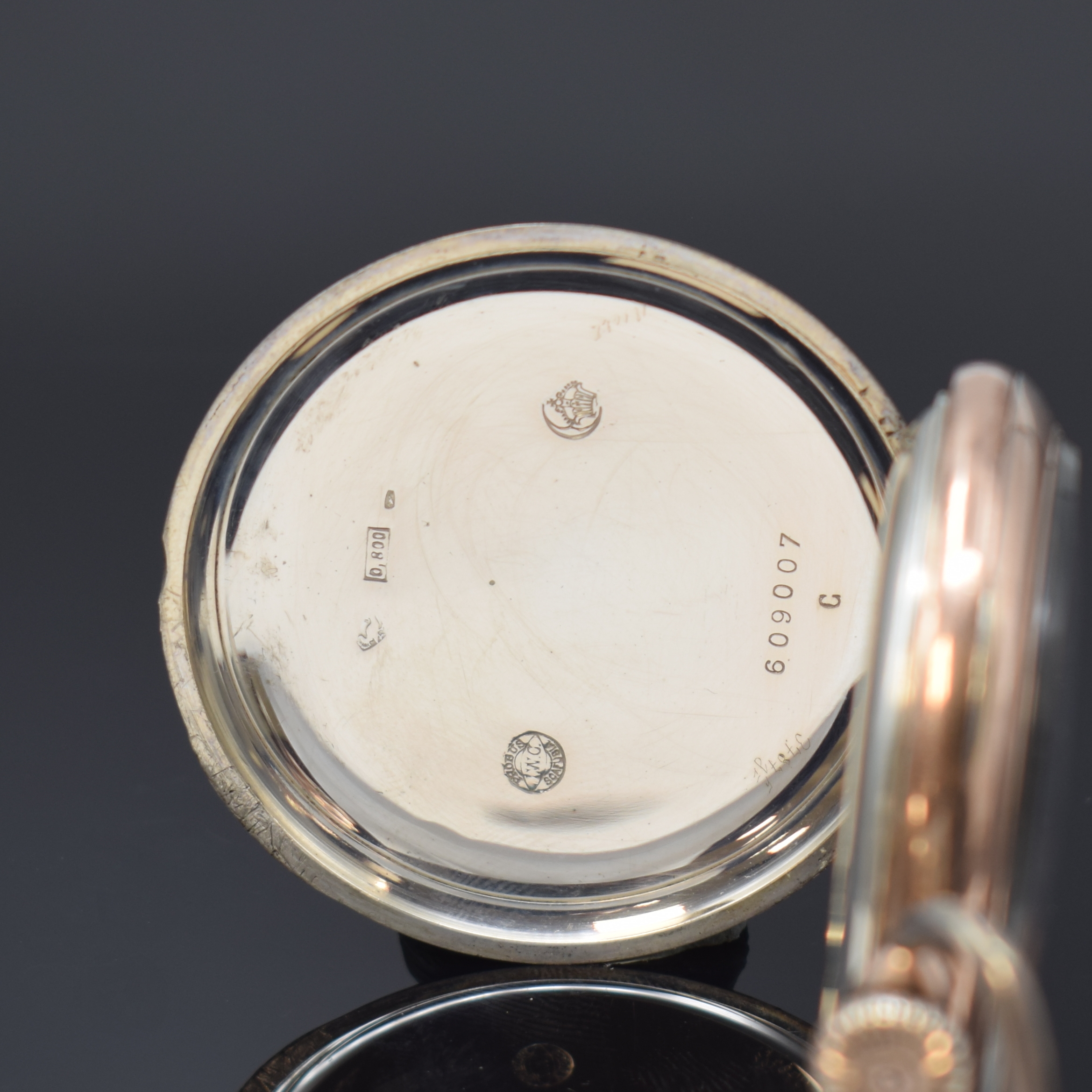 Detail b: IWC offene Silbertaschenuhr, Schweiz um 1913, guill. Geh. m. verg. Rändern, Emailzifferbl. m. arab. Zahlen riss., kl. Sek. b. 6, verg. Zeiger, verg. ...