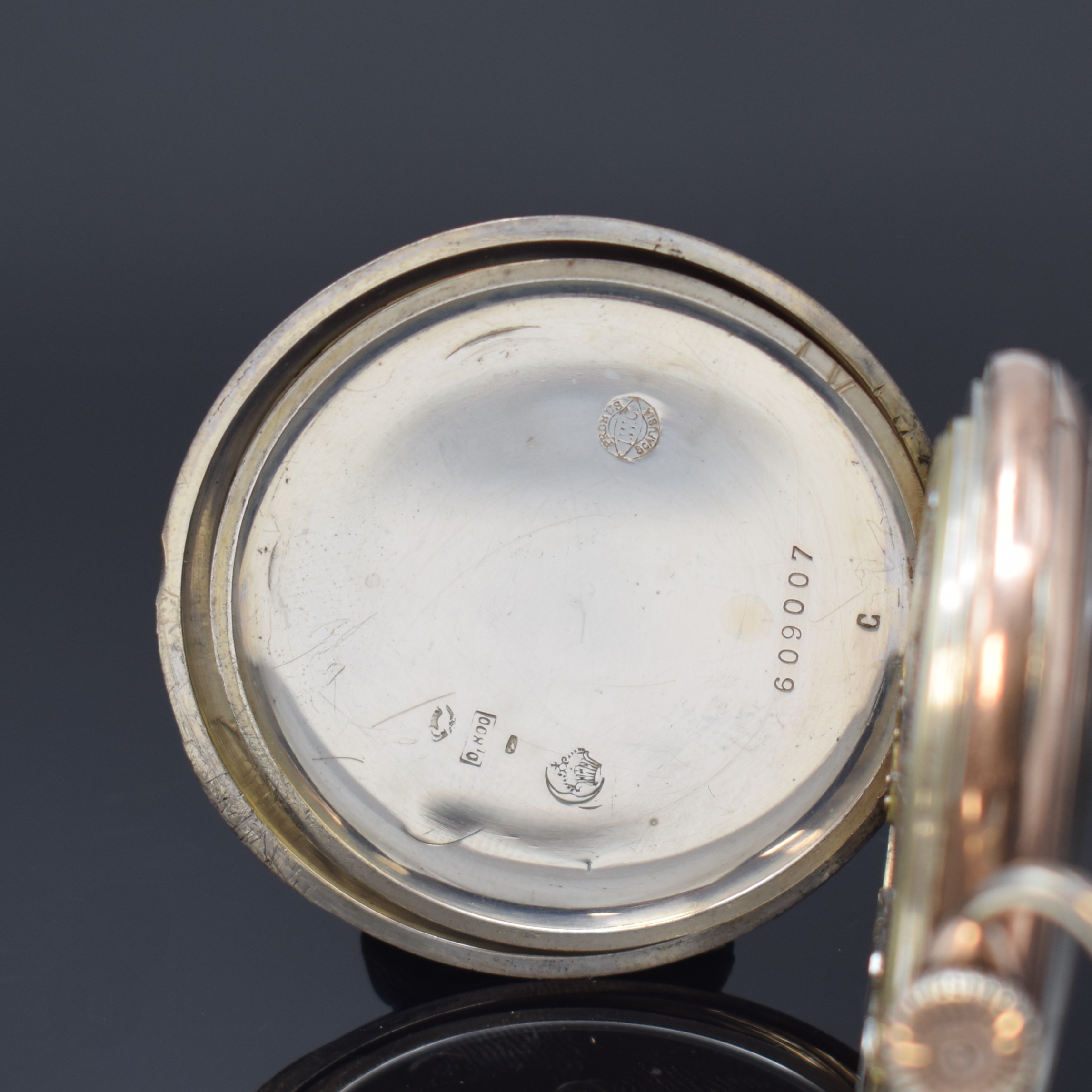 Detail d: IWC offene Silbertaschenuhr, Schweiz um 1913, guill. Geh. m. verg. Rändern, Emailzifferbl. m. arab. Zahlen riss., kl. Sek. b. 6, verg. Zeiger, verg. ...