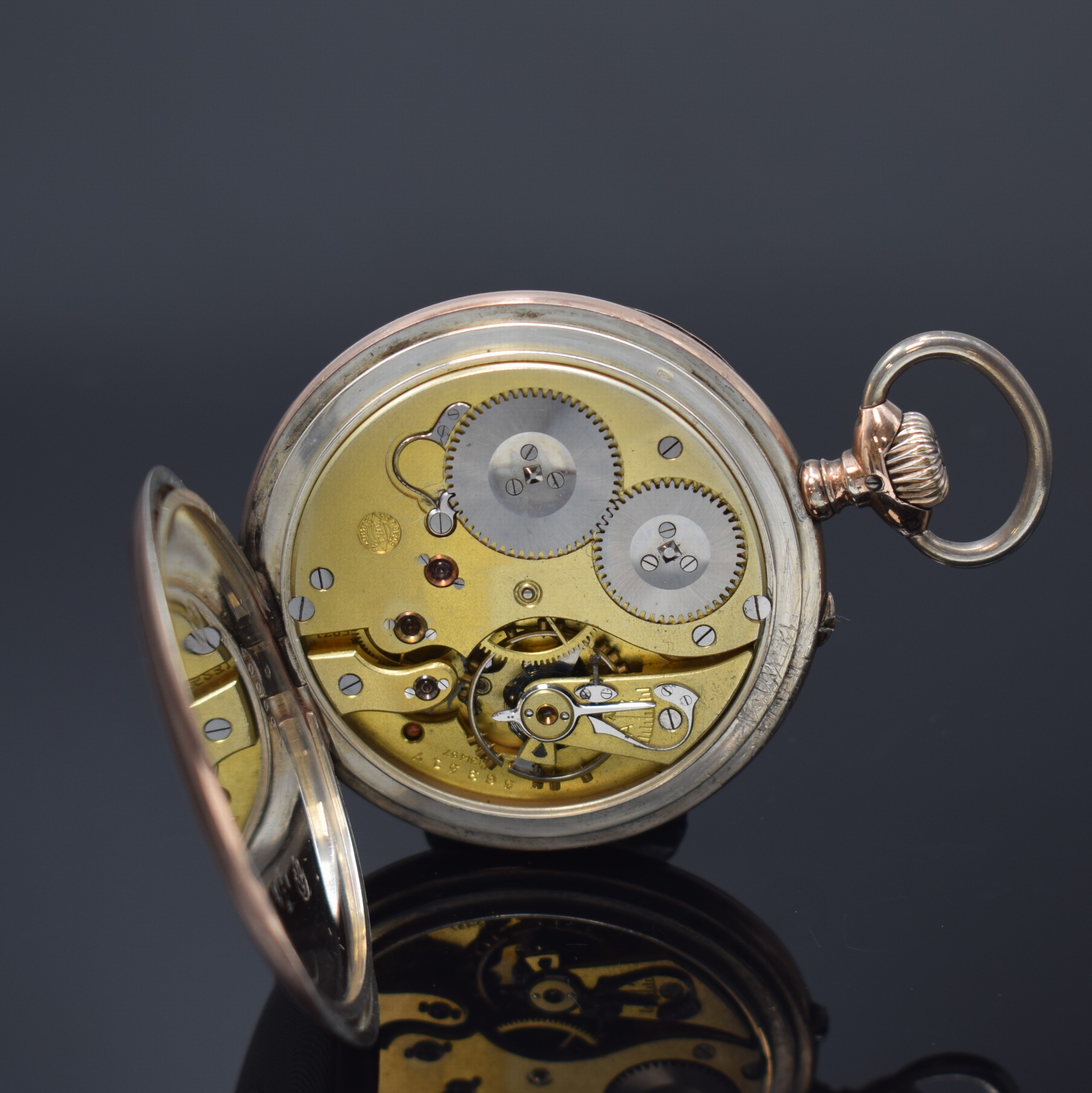 Detail e: IWC offene Silbertaschenuhr, Schweiz um 1913, guill. Geh. m. verg. Rändern, Emailzifferbl. m. arab. Zahlen riss., kl. Sek. b. 6, verg. Zeiger, verg. ...