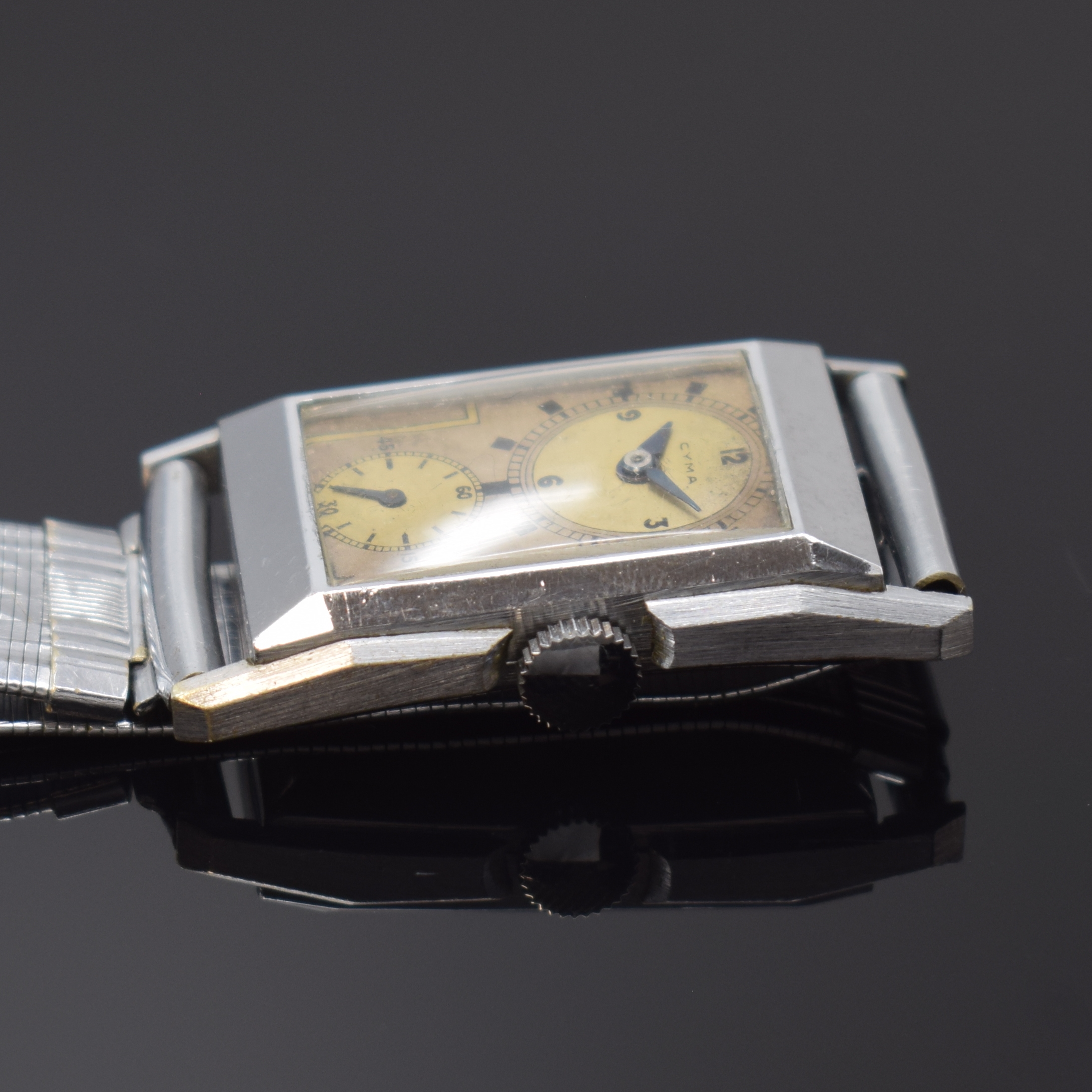 Detail b: CYMA rechteckige Doctors Watch, Schweiz um 1935, Handaufzug, verchr. Geh., Stahlboden aufgedr., verchr. orig. Band, silb. Duoton- Zifferbl. ...