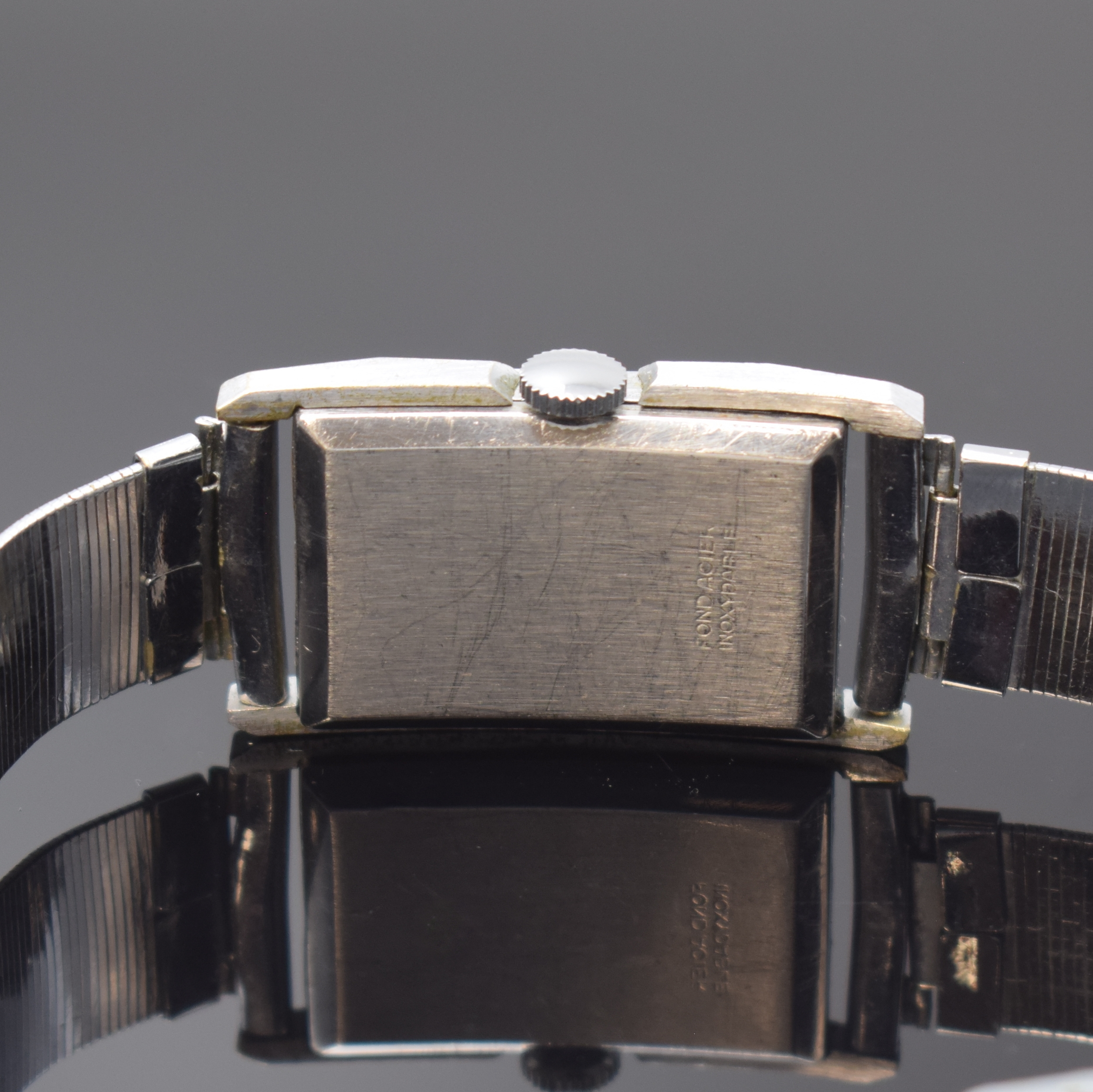 Detail c: CYMA rechteckige Doctors Watch, Schweiz um 1935, Handaufzug, verchr. Geh., Stahlboden aufgedr., verchr. orig. Band, silb. Duoton- Zifferbl. ...