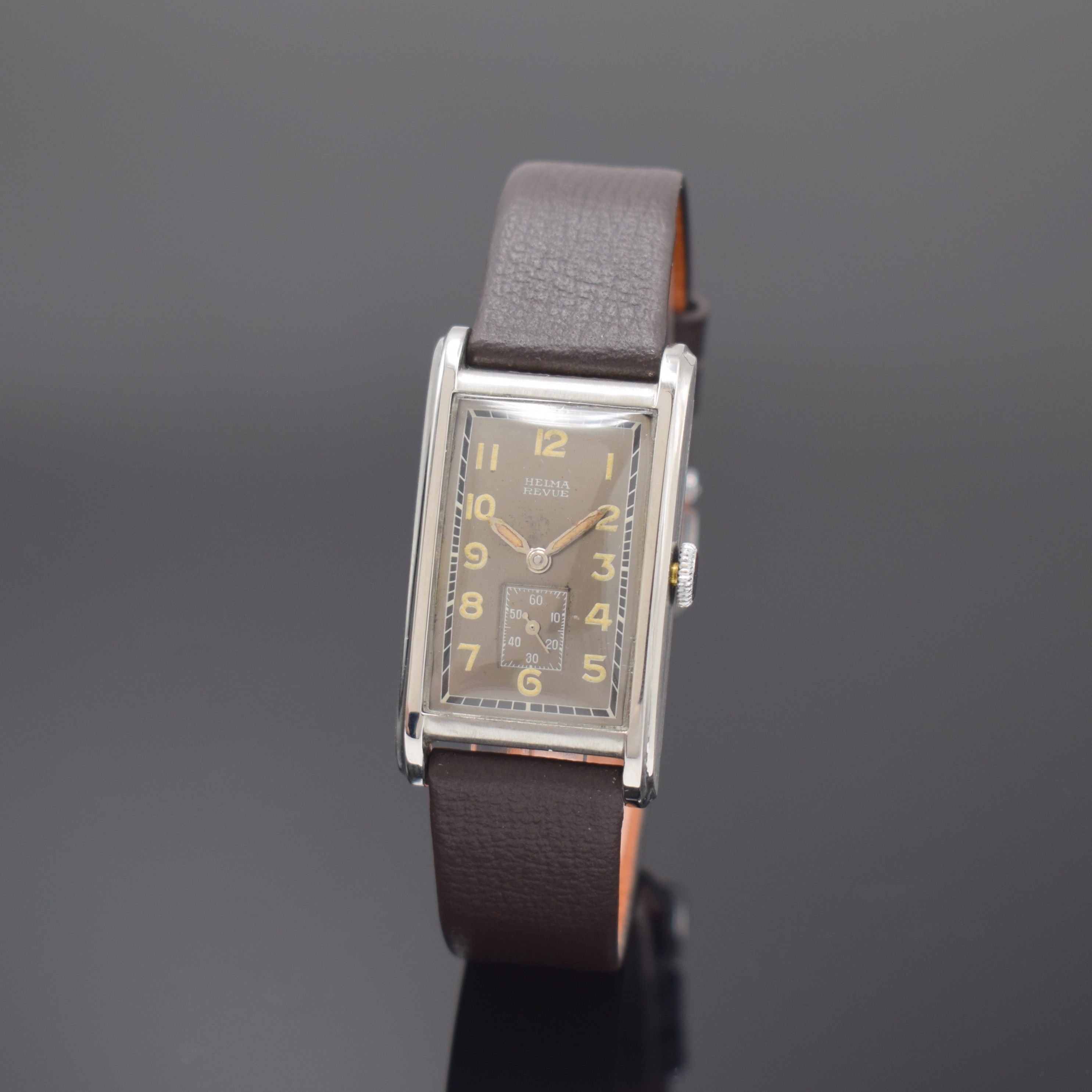REVUE Kaliber 54 rechteckige Armbanduhr in Stahl, Schweiz um 1935, Handaufzug, 2-tlg. Geh., Boden aufgedr., graues Glanz-Zifferbl., pat., schwarz. ...