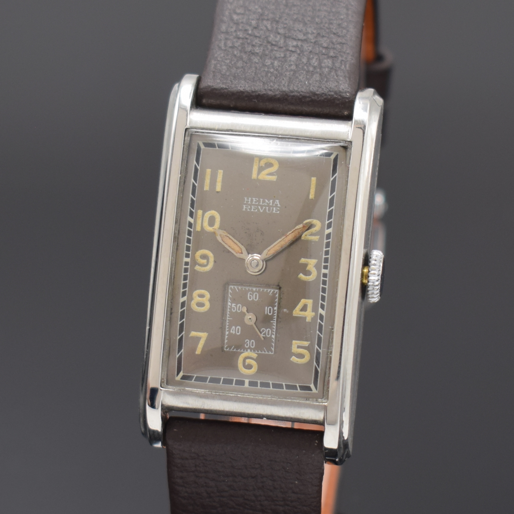 Detail a: REVUE Kaliber 54 rechteckige Armbanduhr in Stahl, Schweiz um 1935, Handaufzug, 2-tlg. Geh., Boden aufgedr., graues Glanz-Zifferbl., pat., schwarz. ...