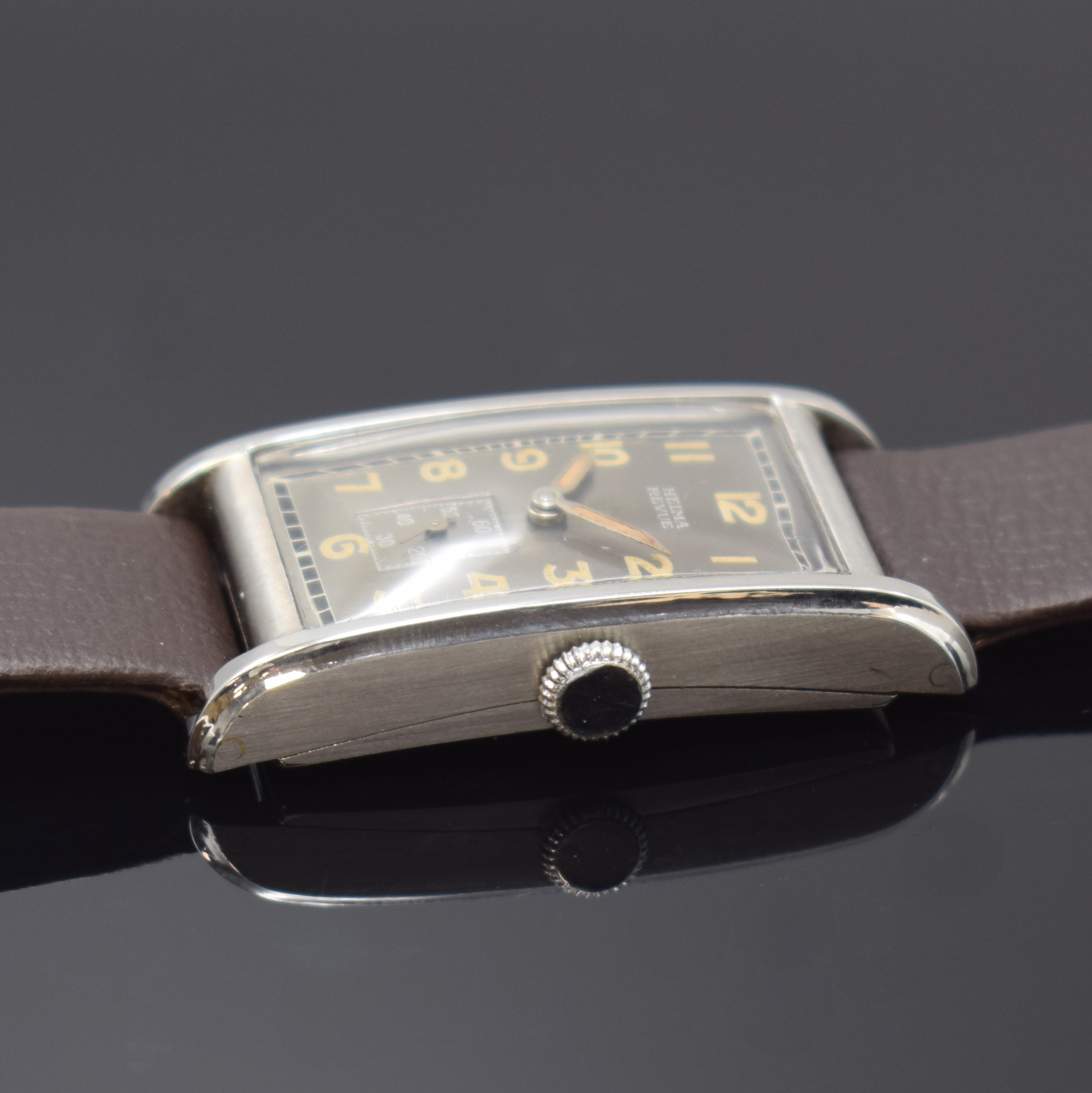 Detail b: REVUE Kaliber 54 rechteckige Armbanduhr in Stahl, Schweiz um 1935, Handaufzug, 2-tlg. Geh., Boden aufgedr., graues Glanz-Zifferbl., pat., schwarz. ...