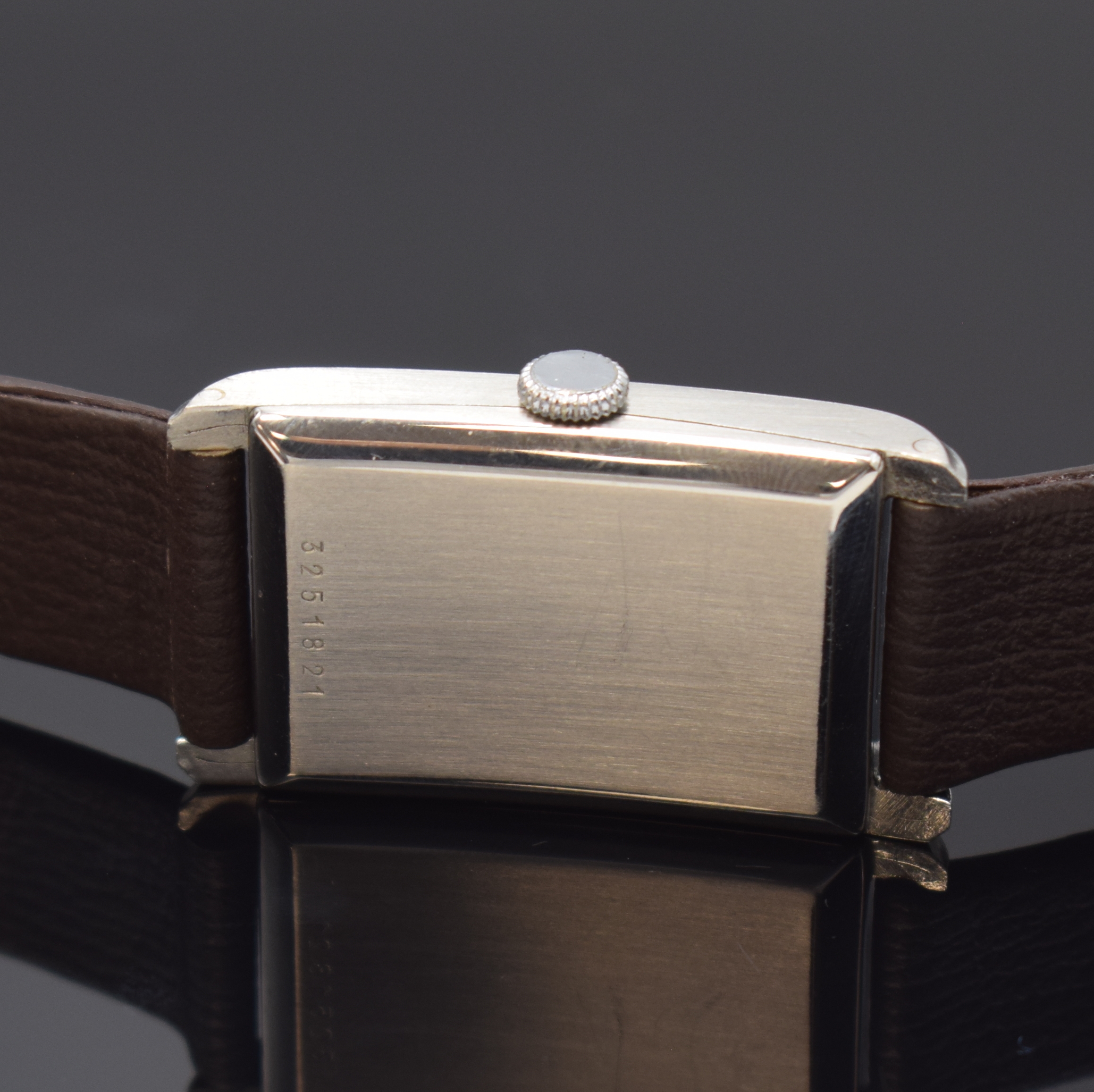 Detail c: REVUE Kaliber 54 rechteckige Armbanduhr in Stahl, Schweiz um 1935, Handaufzug, 2-tlg. Geh., Boden aufgedr., graues Glanz-Zifferbl., pat., schwarz. ...