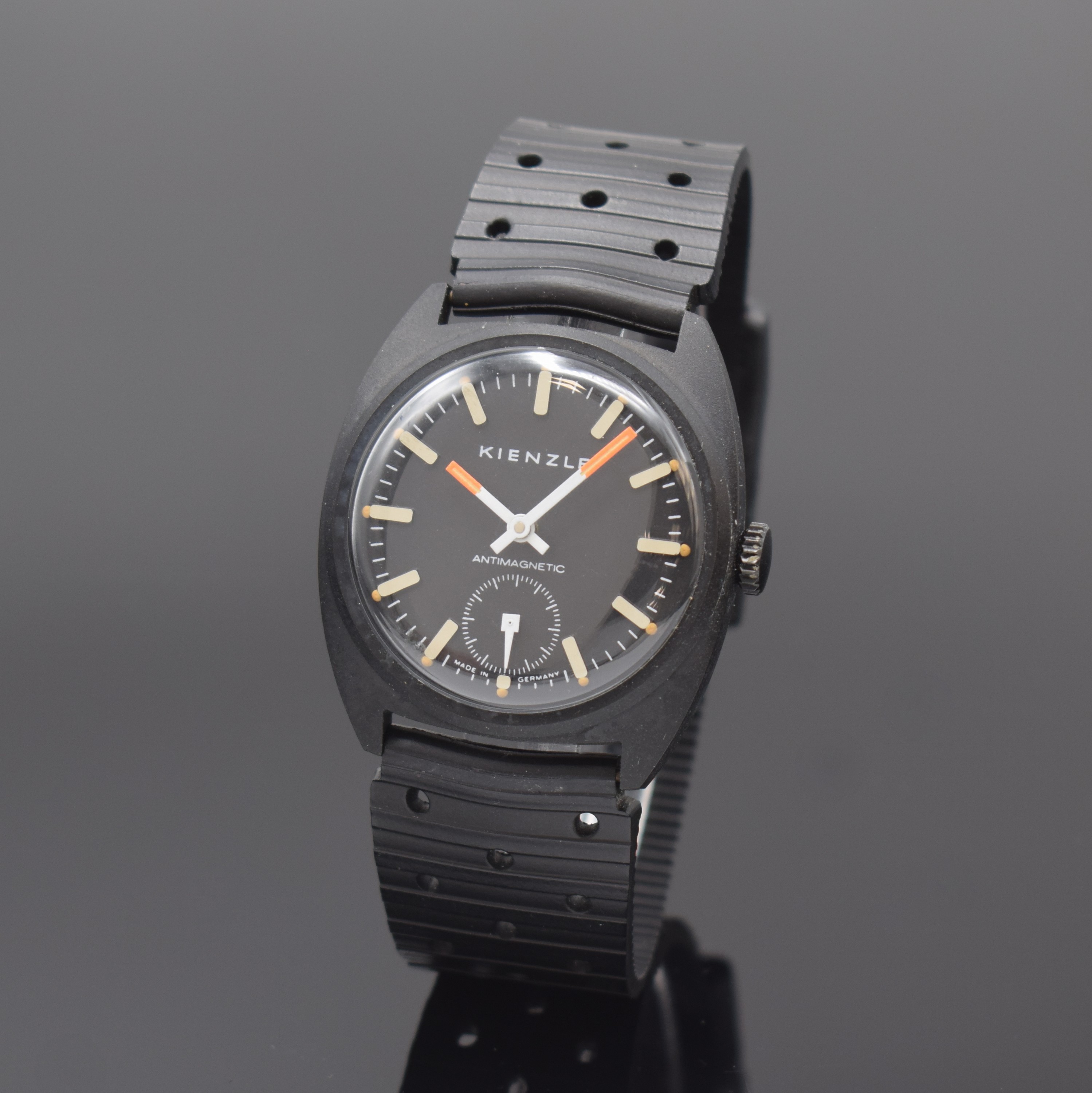 KIENZLE Antimagnetic seltene, nahezu neuwertige Armbanduhr im geschwärzten Gehäuse, Deutschland um 1965, Handaufzug, Metallgeh., geschwärzt. ...