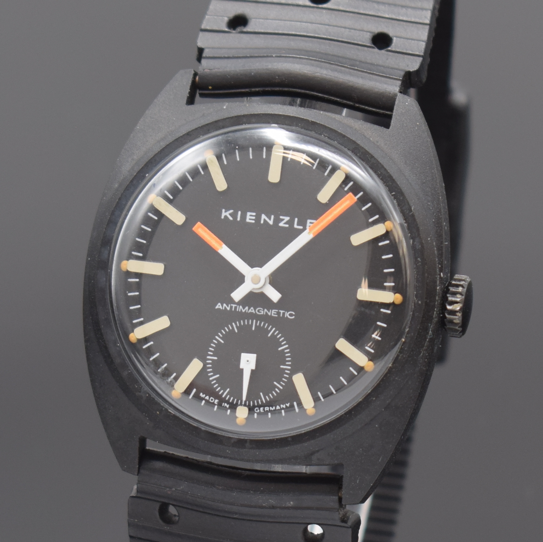 Detail a: KIENZLE Antimagnetic seltene, nahezu neuwertige Armbanduhr im geschwärzten Gehäuse, Deutschland um 1965, Handaufzug, Metallgeh., geschwärzt. ...