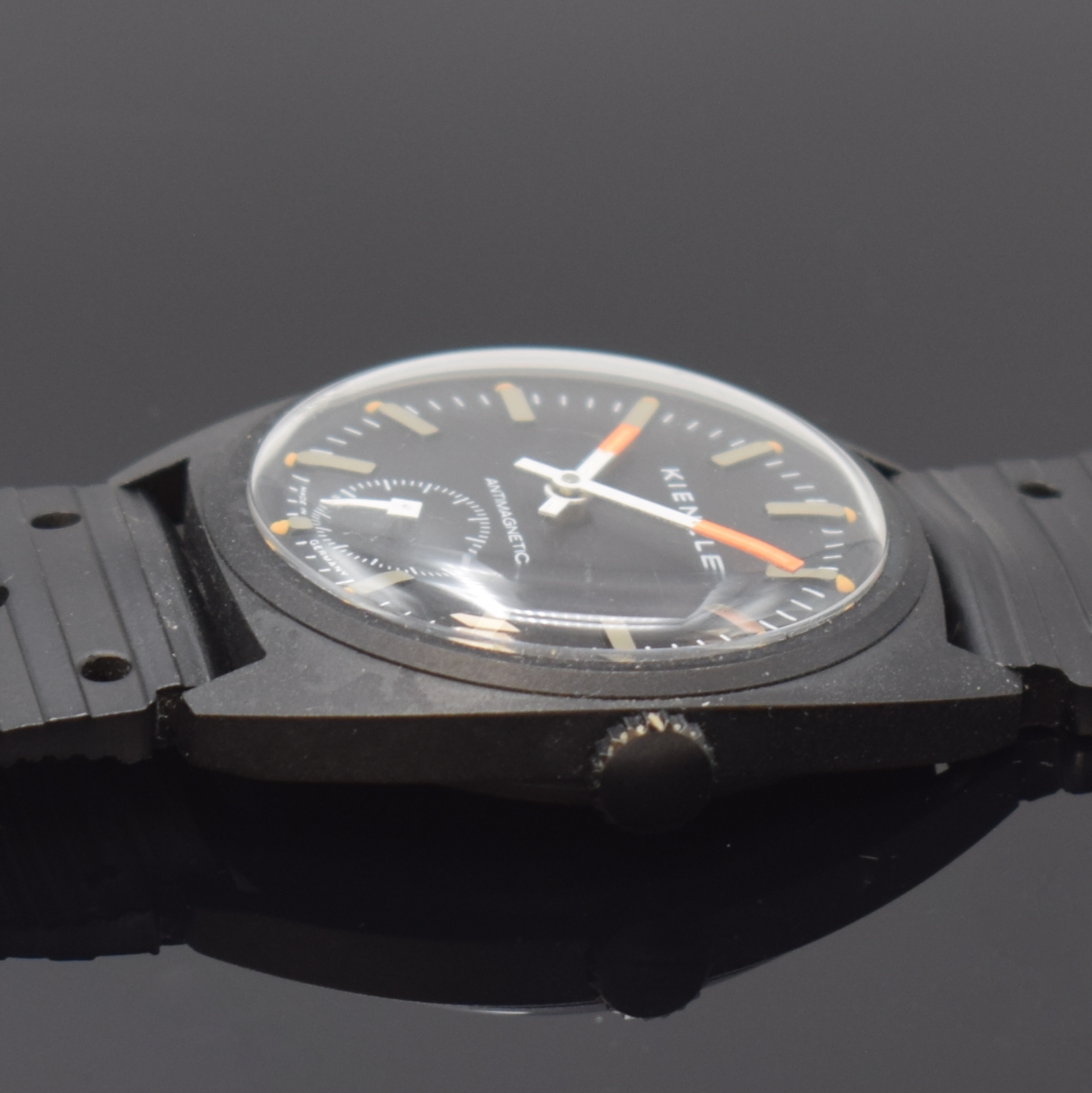 Detail b: KIENZLE Antimagnetic seltene, nahezu neuwertige Armbanduhr im geschwärzten Gehäuse, Deutschland um 1965, Handaufzug, Metallgeh., geschwärzt. ...