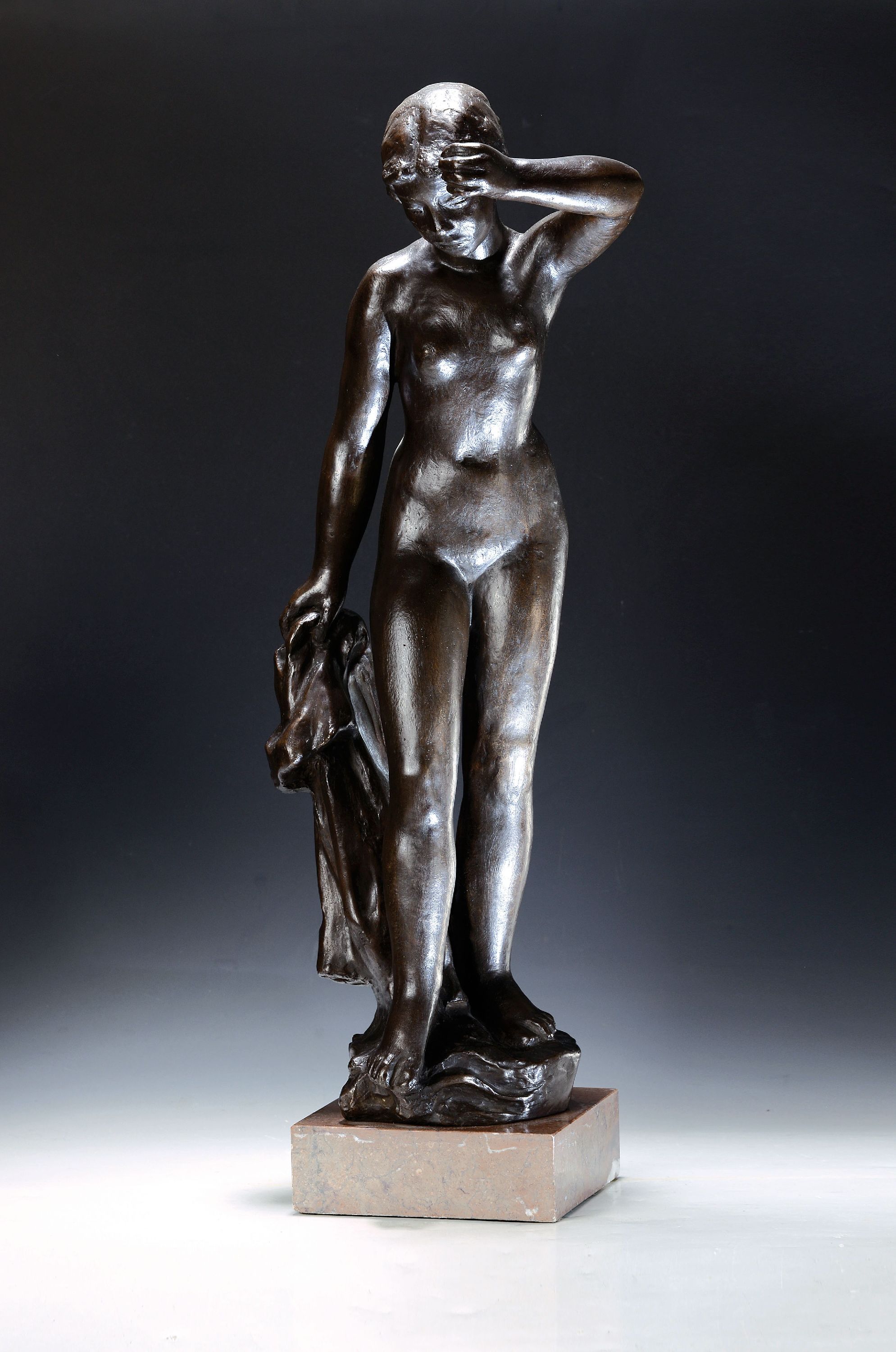 Bretislav Benda, 1897-1983, Badende, stehender weiblicher Akt mit Tuch, Bronzeguß, signiert, H. ca. 64cm, Steinsockel, Gesamth. ca. 70cm