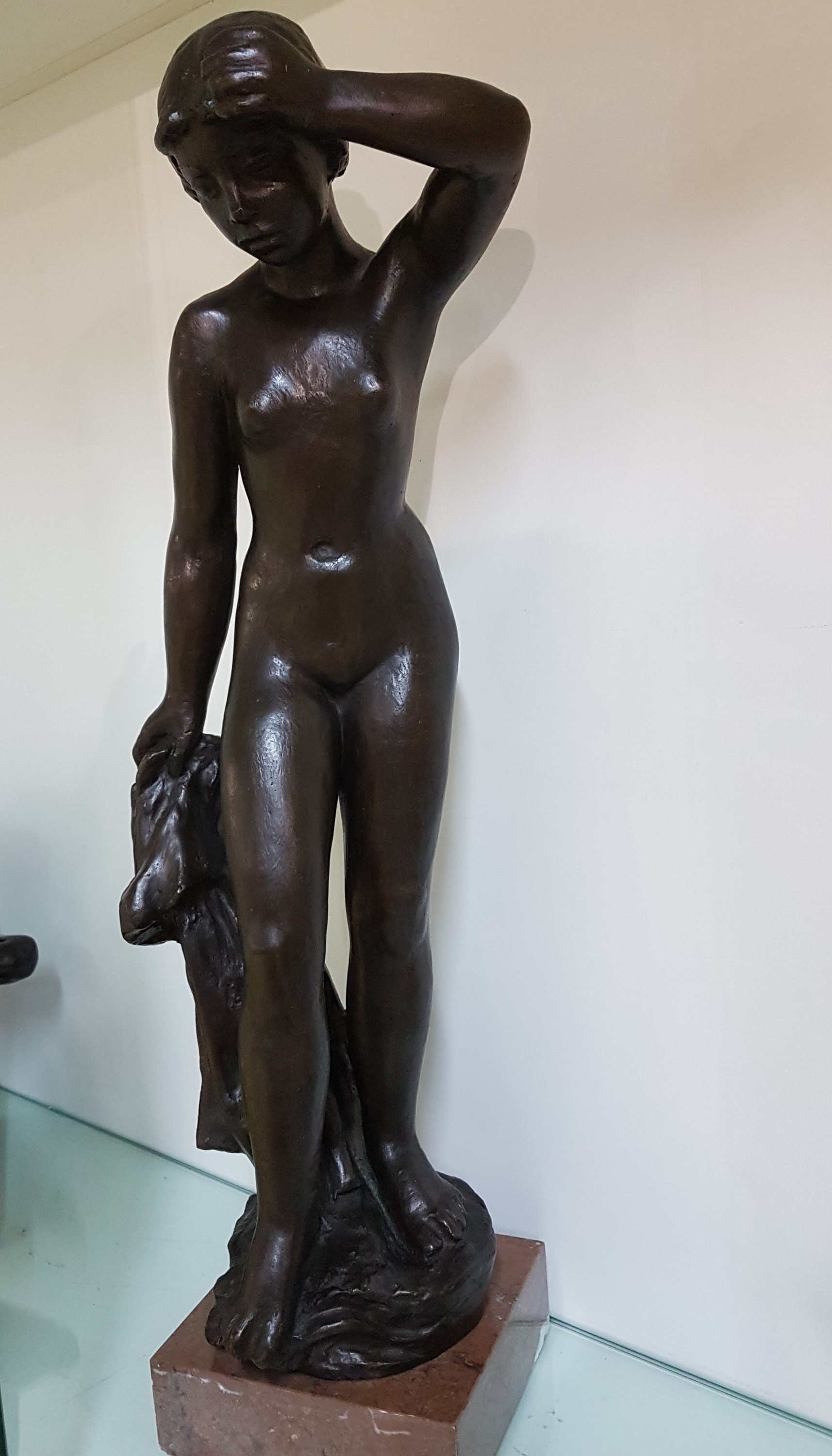 Detail a: Bretislav Benda, 1897-1983, Badende, stehender weiblicher Akt mit Tuch, Bronzeguß, signiert, H. ca. 64cm, Steinsockel, Gesamth. ca. 70cm
