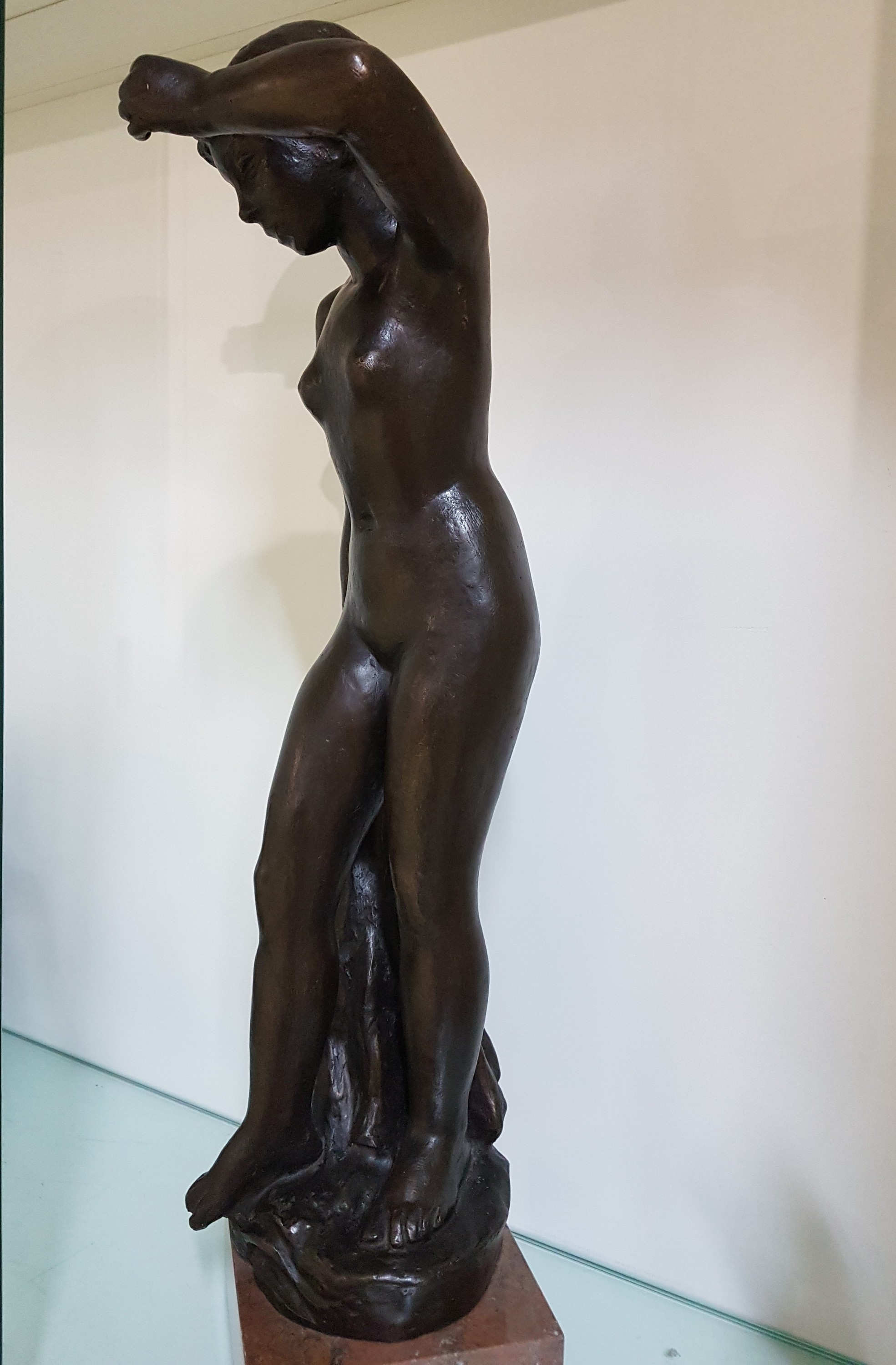 Detail b: Bretislav Benda, 1897-1983, Badende, stehender weiblicher Akt mit Tuch, Bronzeguß, signiert, H. ca. 64cm, Steinsockel, Gesamth. ca. 70cm